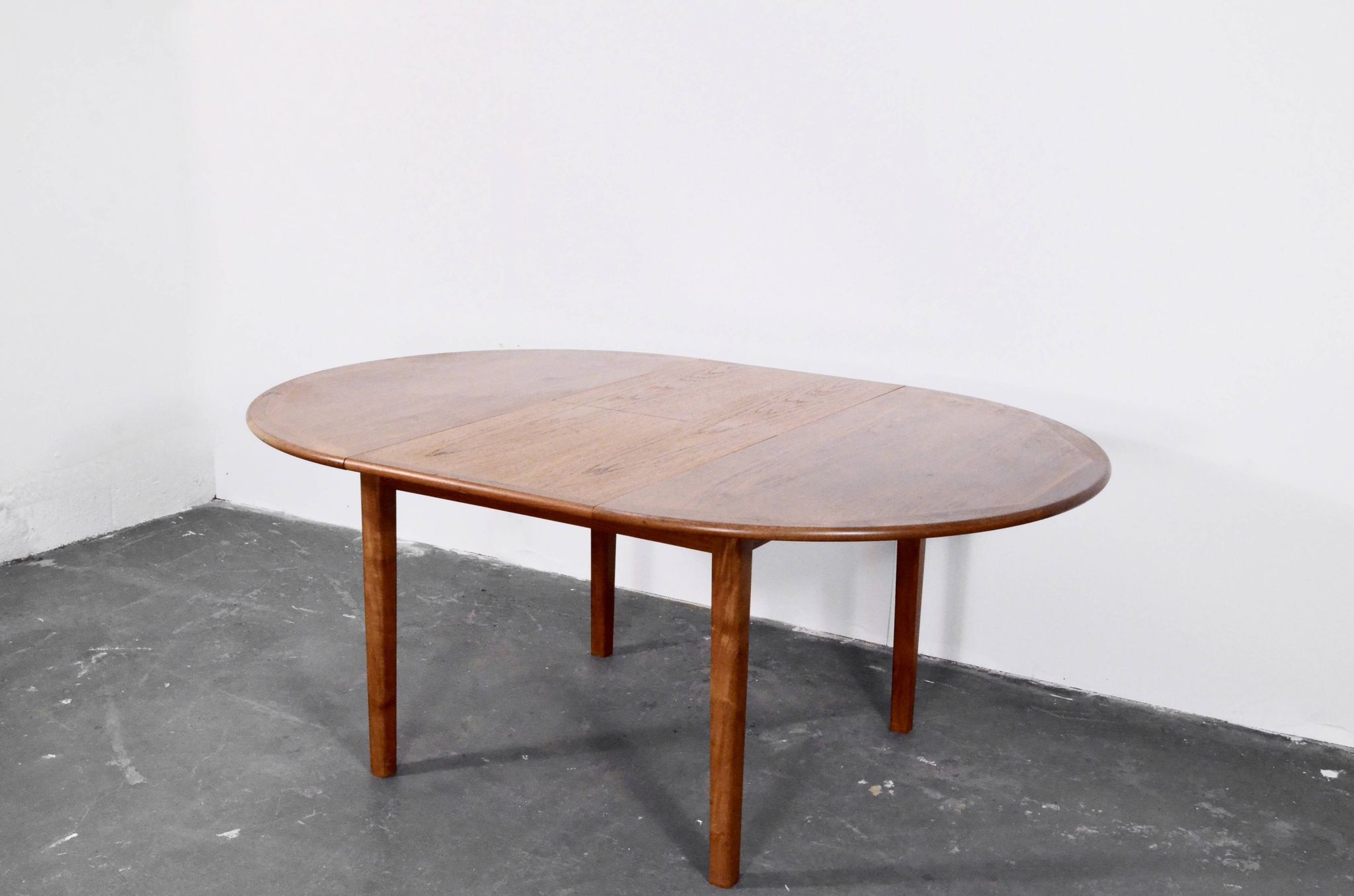 Table ronde extensible en teck danois des années 50.