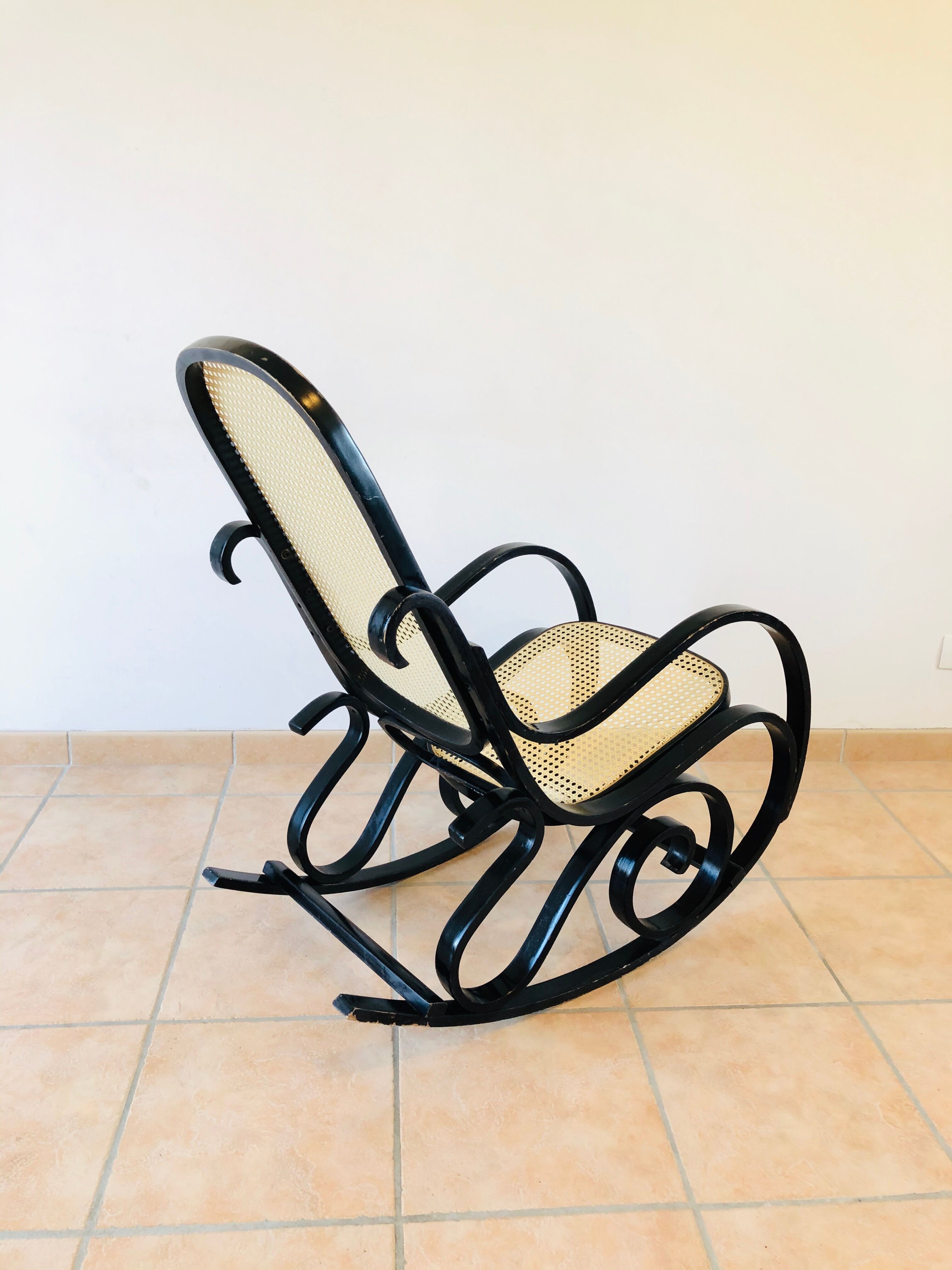 Rocking-chair vintage en bois courbé et cannage 1960