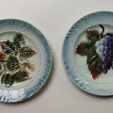 Lot de 2 assiettes en barbotine à motif fruits