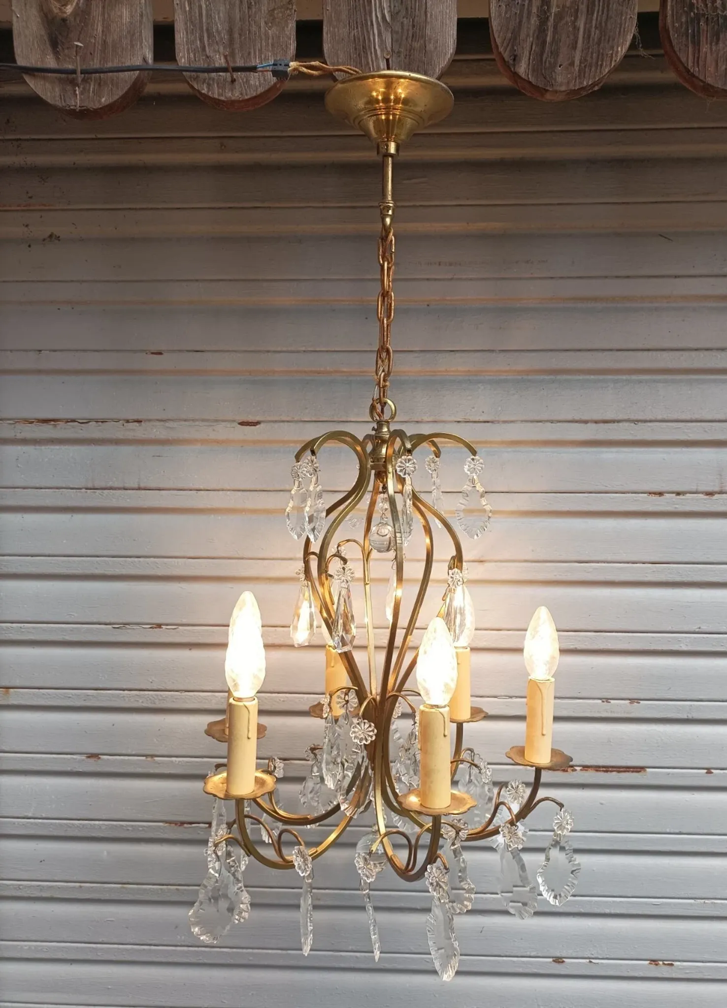 Remarkable cage chandelier with 6 lights and complete crystal pendants in working condition.