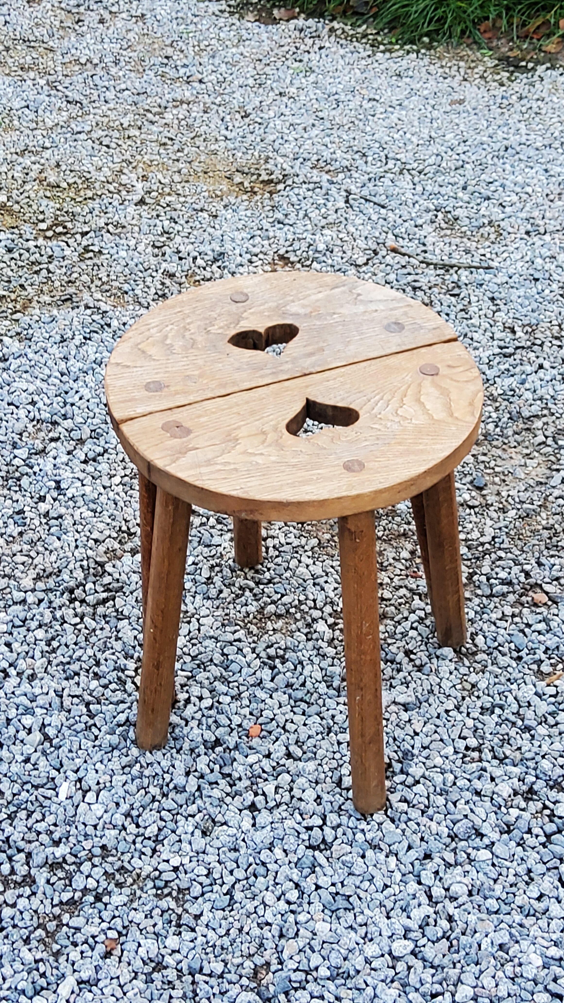 Pair of shepherd's stools in tripod oak décor in the heart