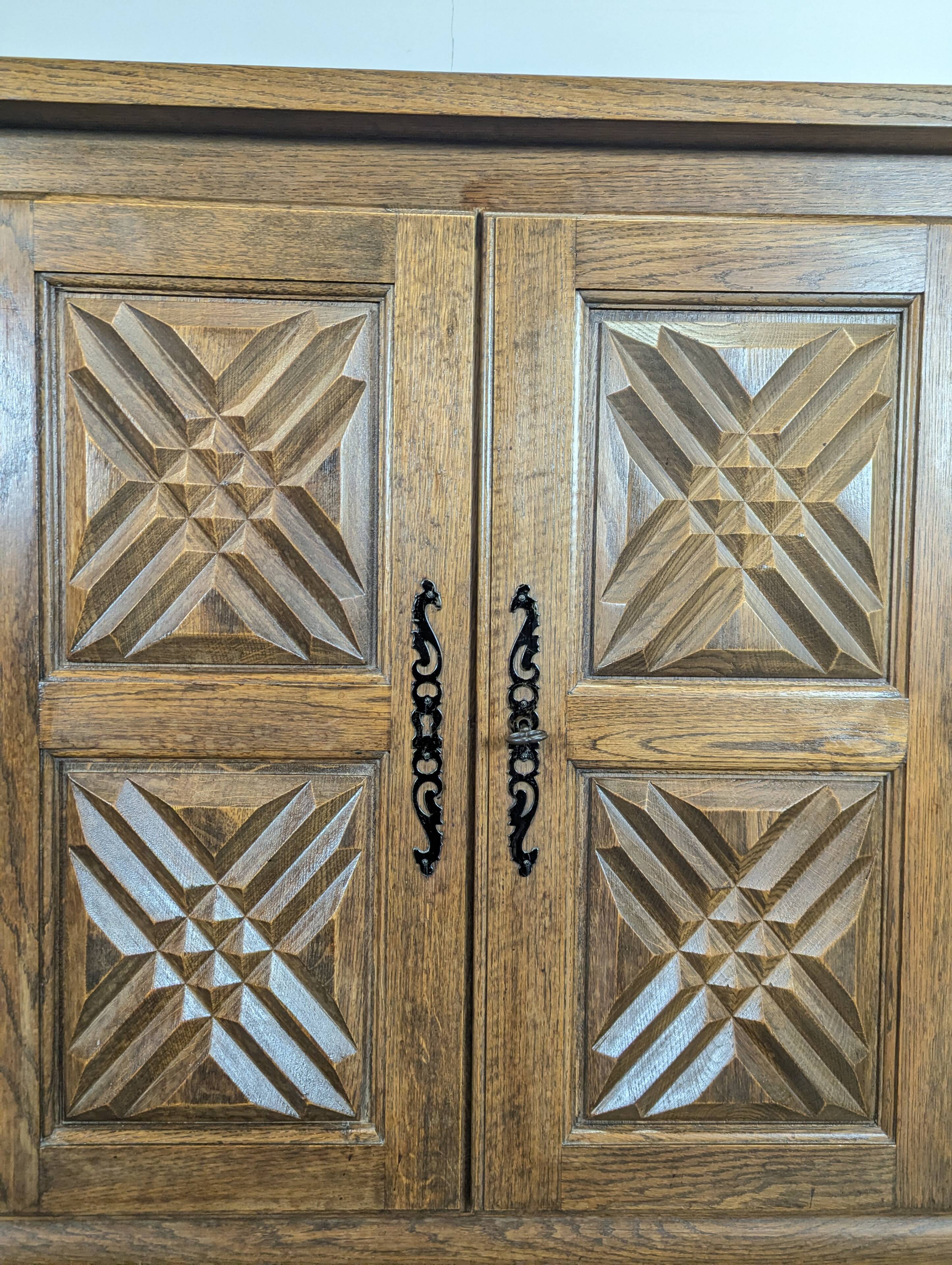 Enfilade en chêne massif sclupté DLG Dudouyt