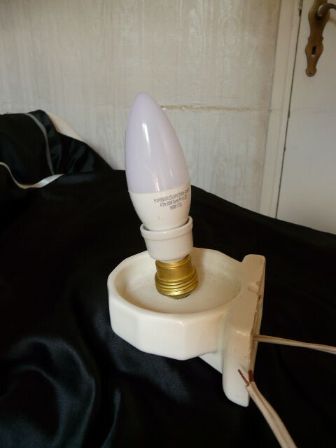 Porcelain and opaline art deco wall lamp