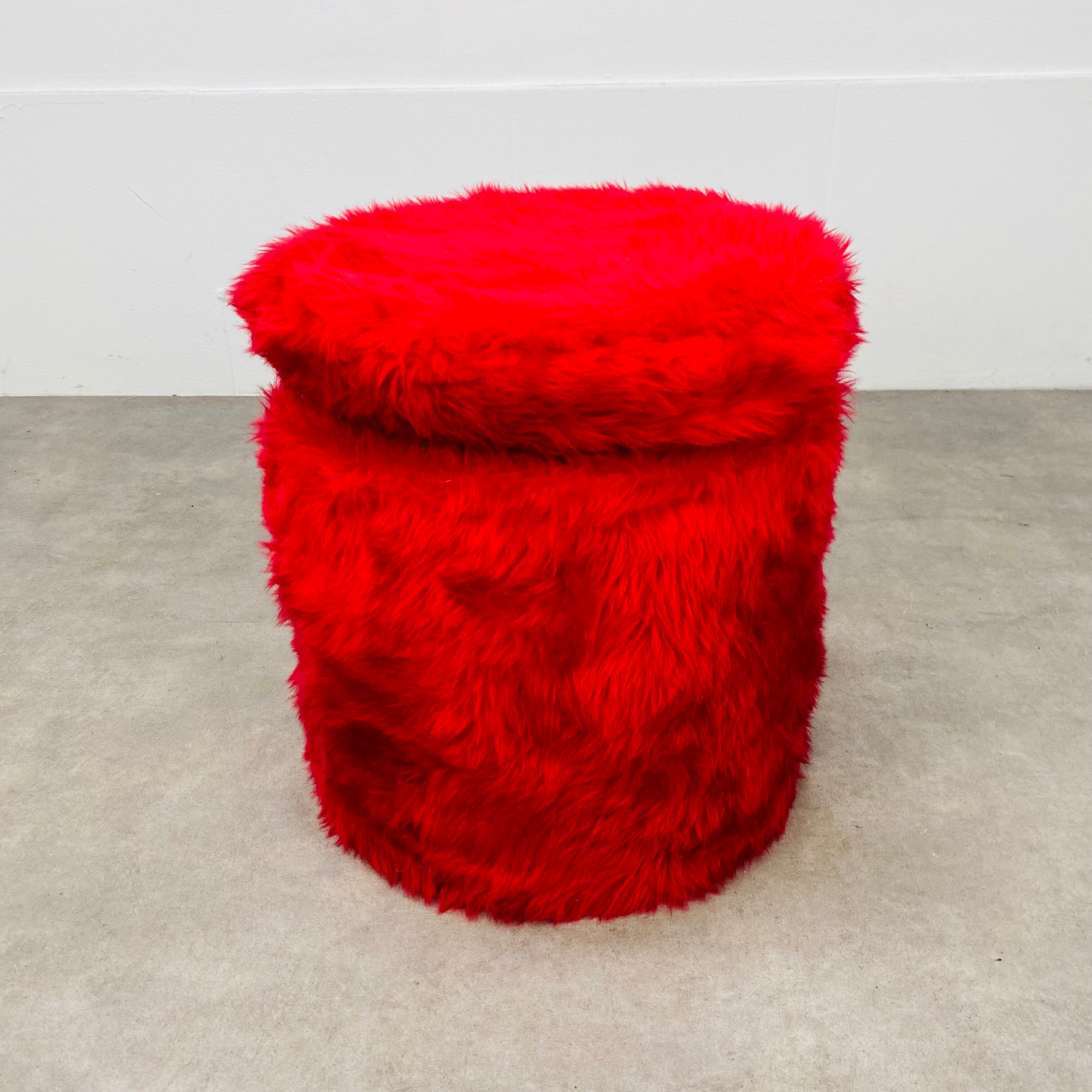 Chest stool in vintage red moumoute