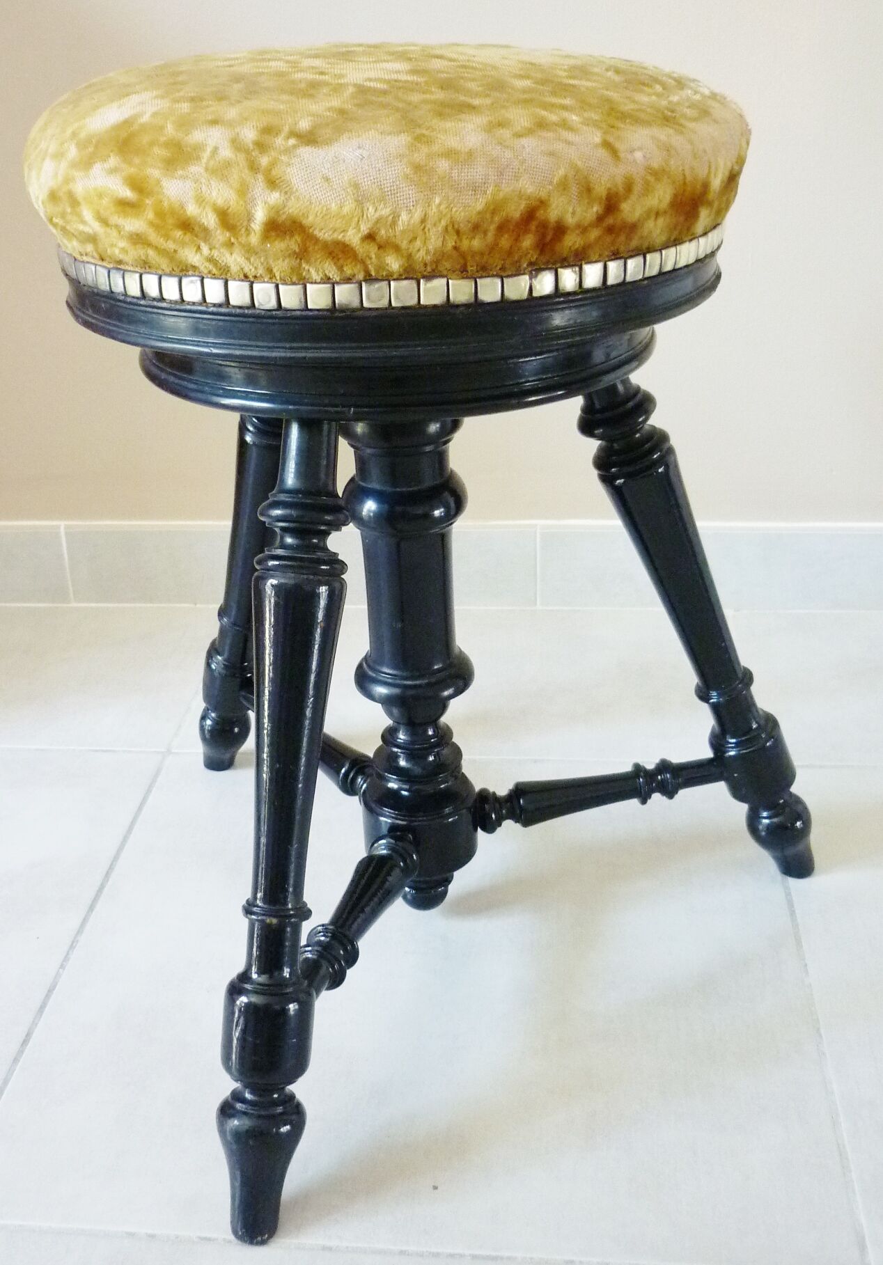 Piano stool of period and style Napoleon III, XIXth, tripod, blackened wood, adjustable