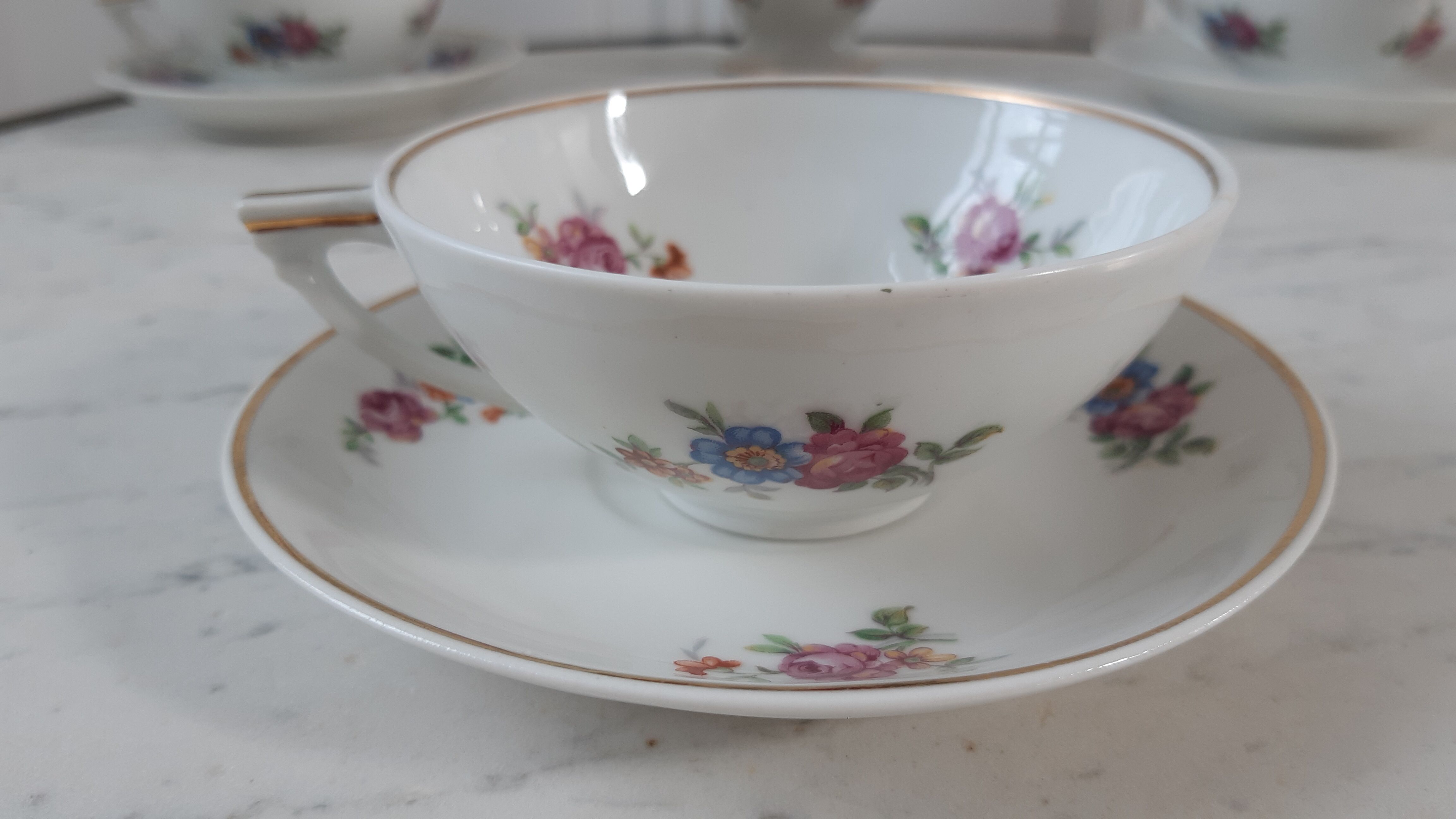 Service à café composé d'une cafetière et de 6 tasses et sous-tasses Limoges "Pallas" début XXème