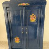 Ancienne armoire parisienne peinte en bleu nuit