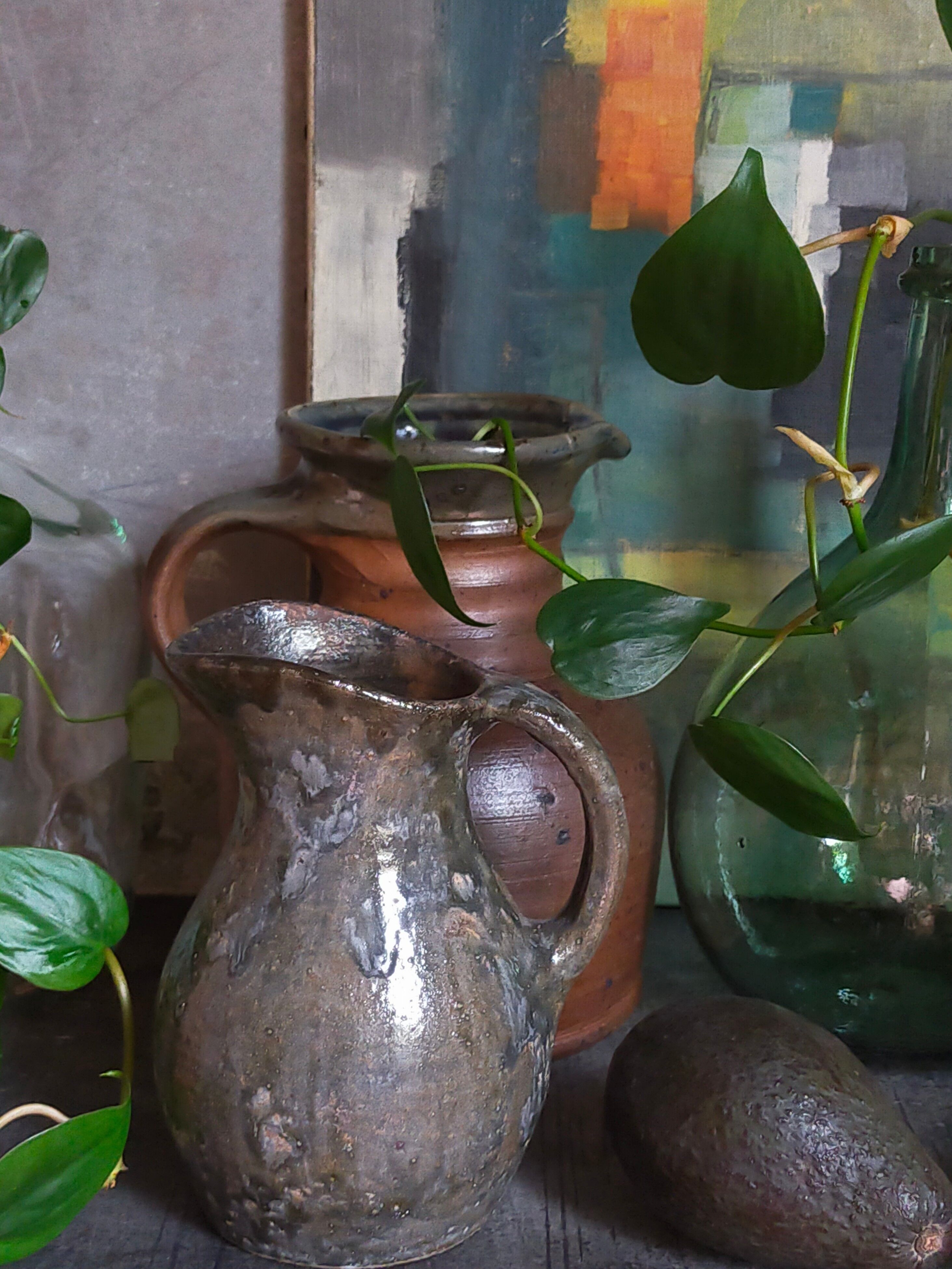Potter's pitcher Art-popular in old enamelled earth