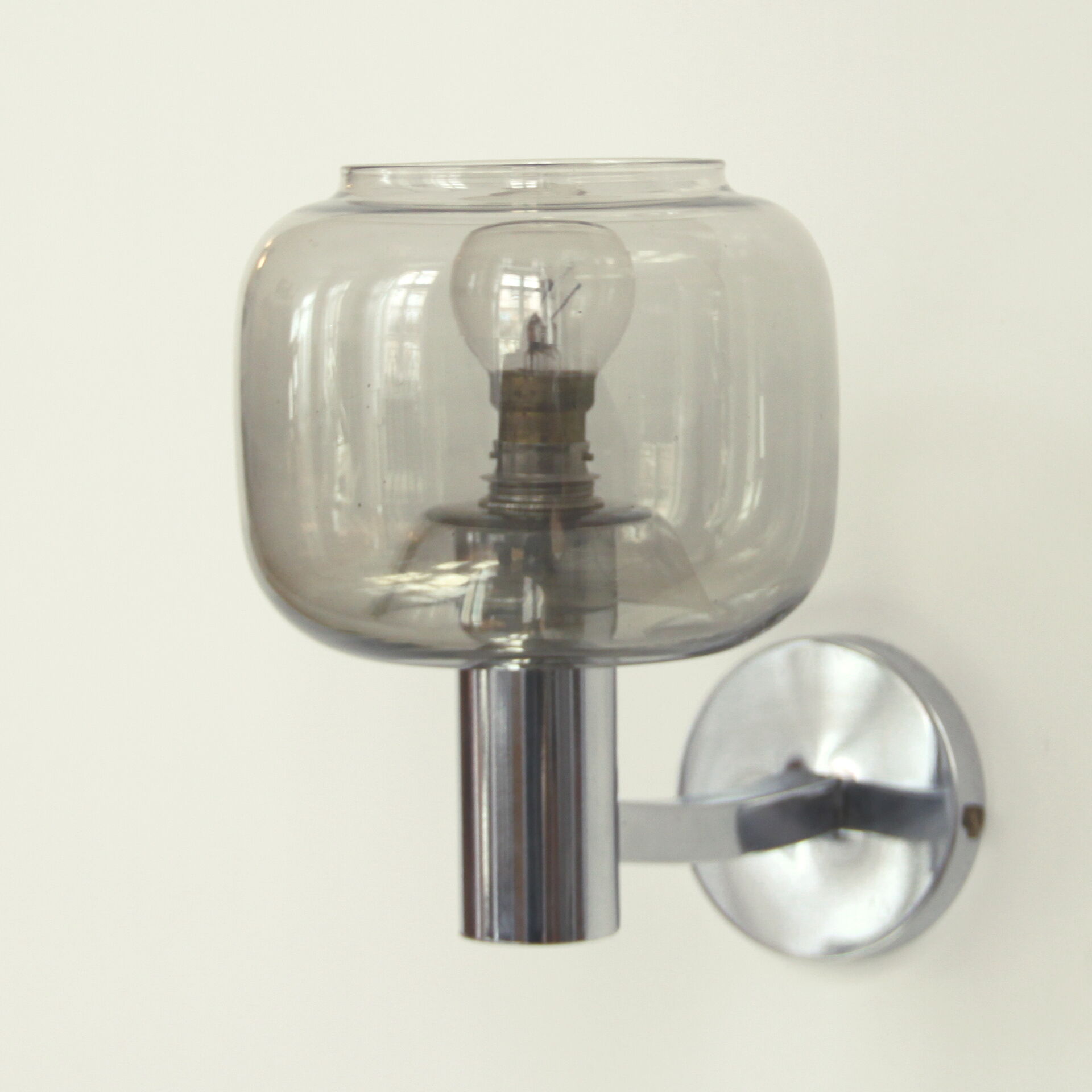 Paire d'appliques murales métal chromé et globe verre fumé, seventies