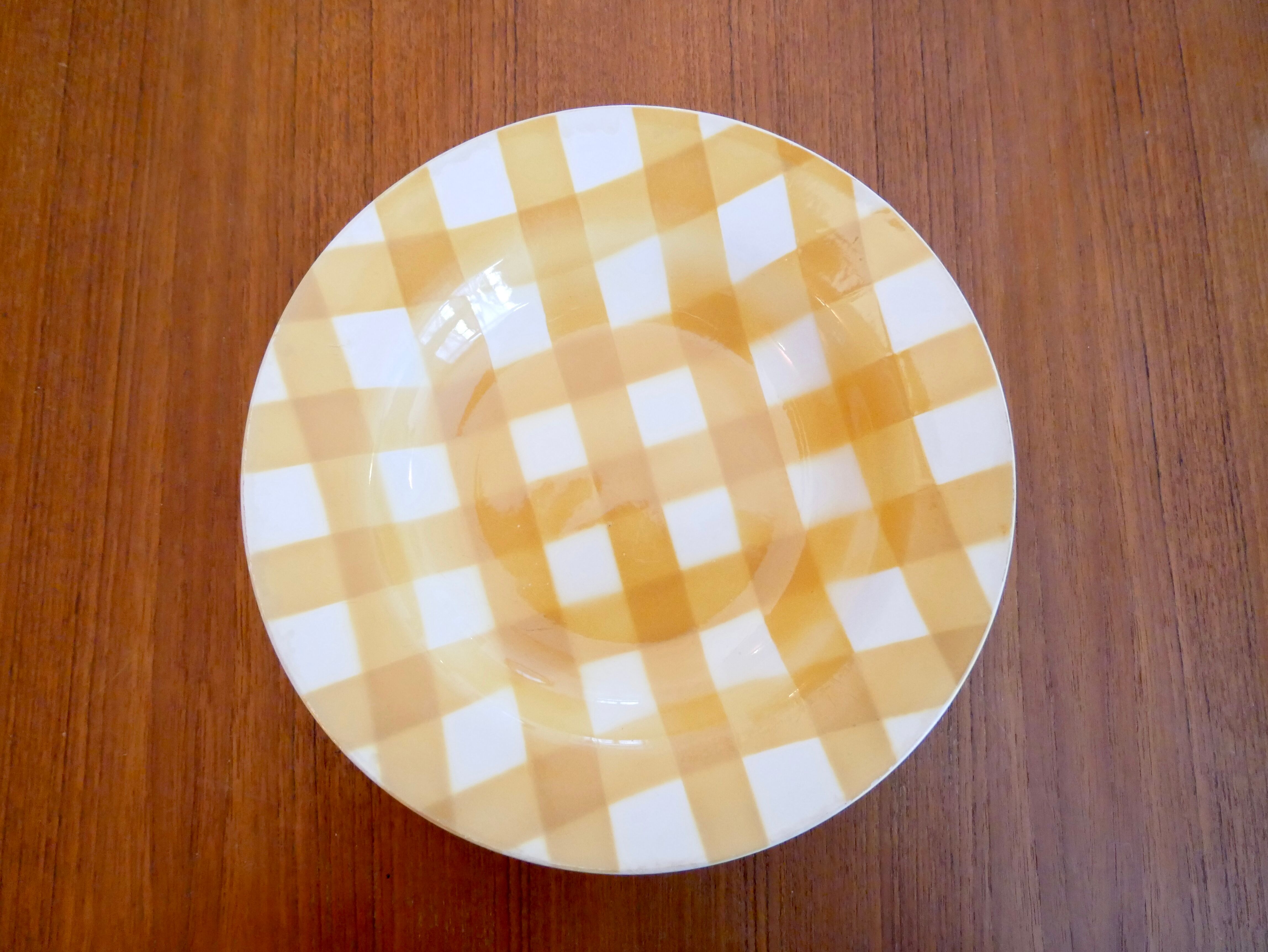 6 hollow plates with yellow and white checkered