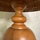 Lampe en bois avec abat-jour en osier