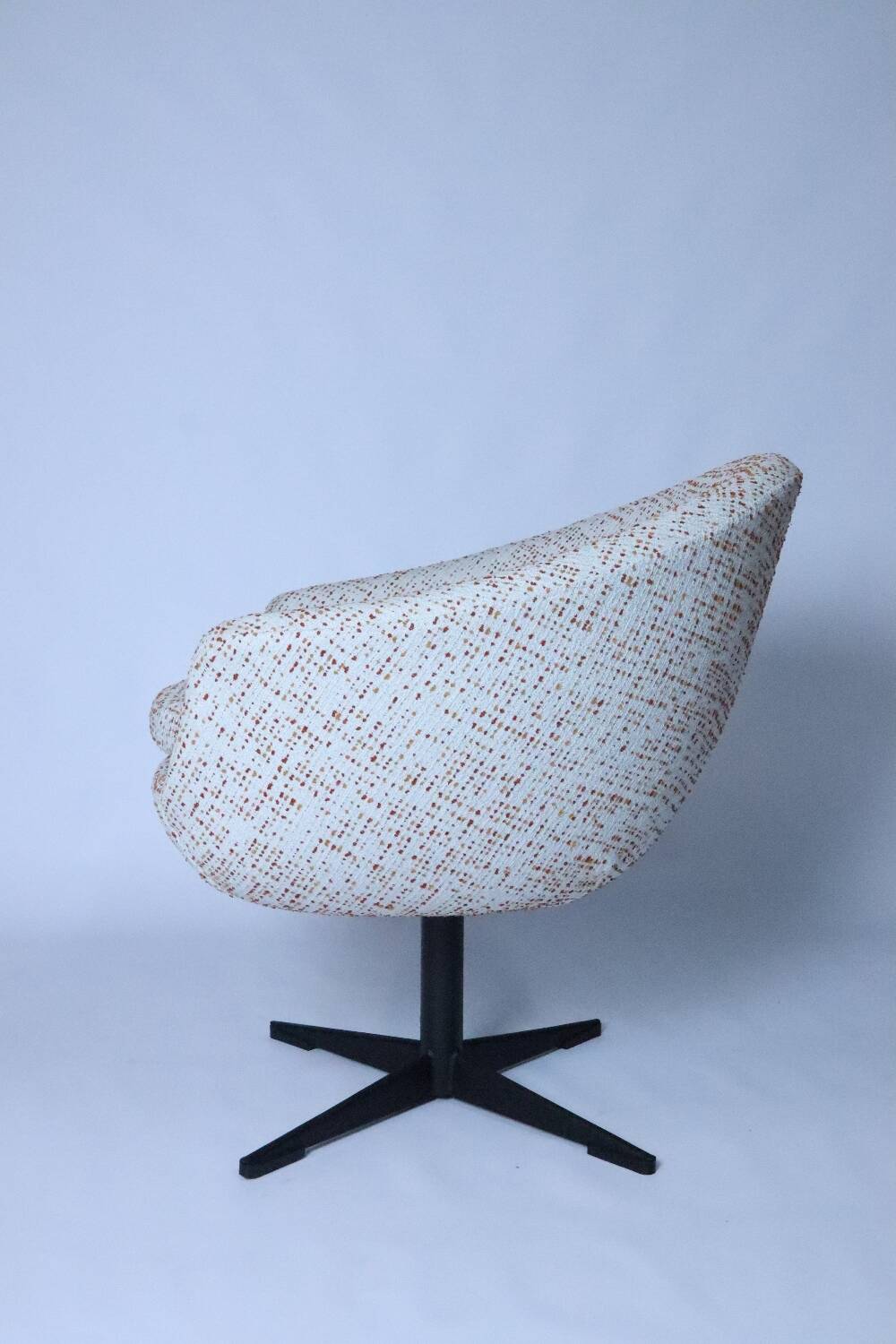 Fauteuil pivotant, tissu bouclé rouge et orange, années 1970