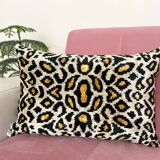Coussin Ikat en velours panthère