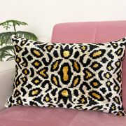 Coussin Ikat en velours panthère