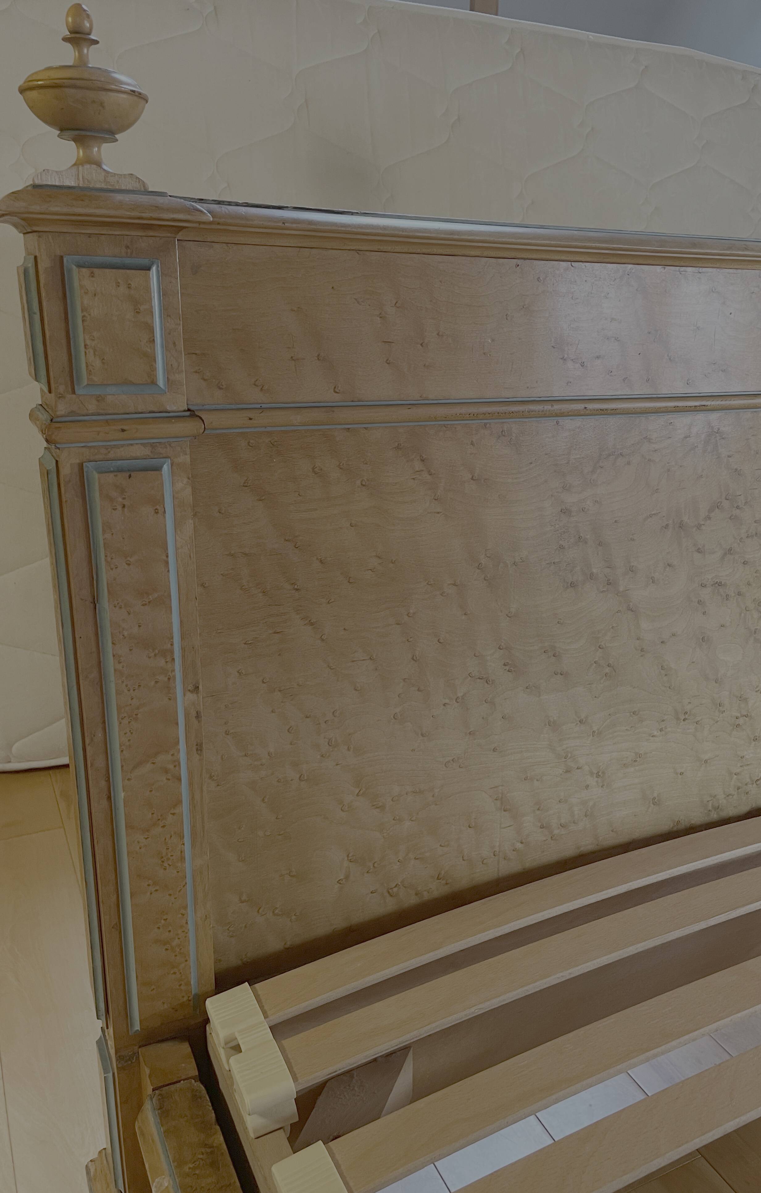 Late 19th century bed – painted maple burl – with base + 135x190 mattress