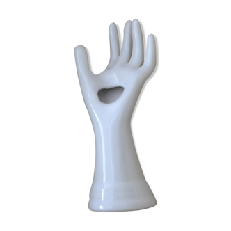 Small white baguier hand