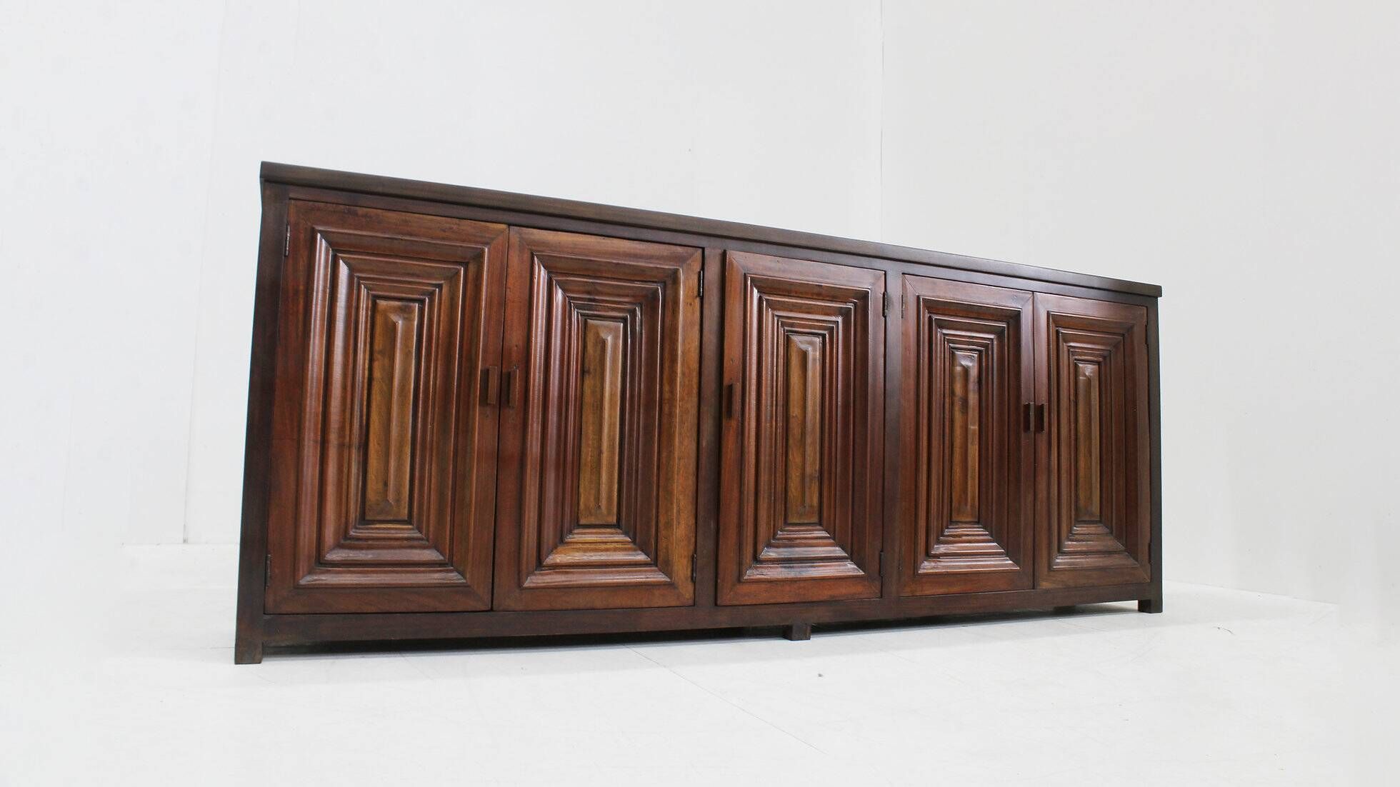 Buffet brutaliste espagnol en bois massif sculpté