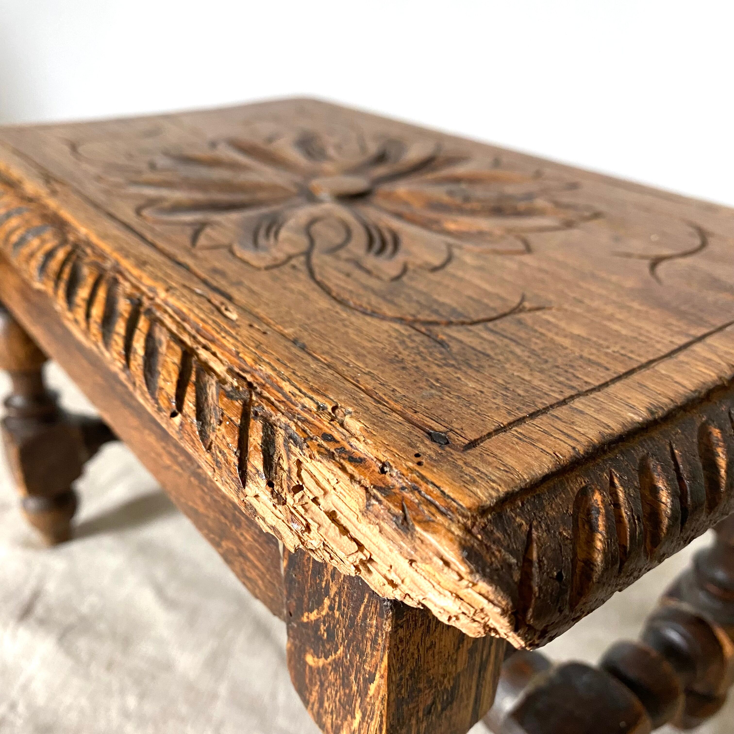 Tabouret bas en bois sculpté style Breton