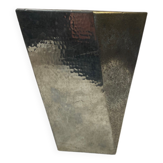 Tin vase hammered by Jean Chorin