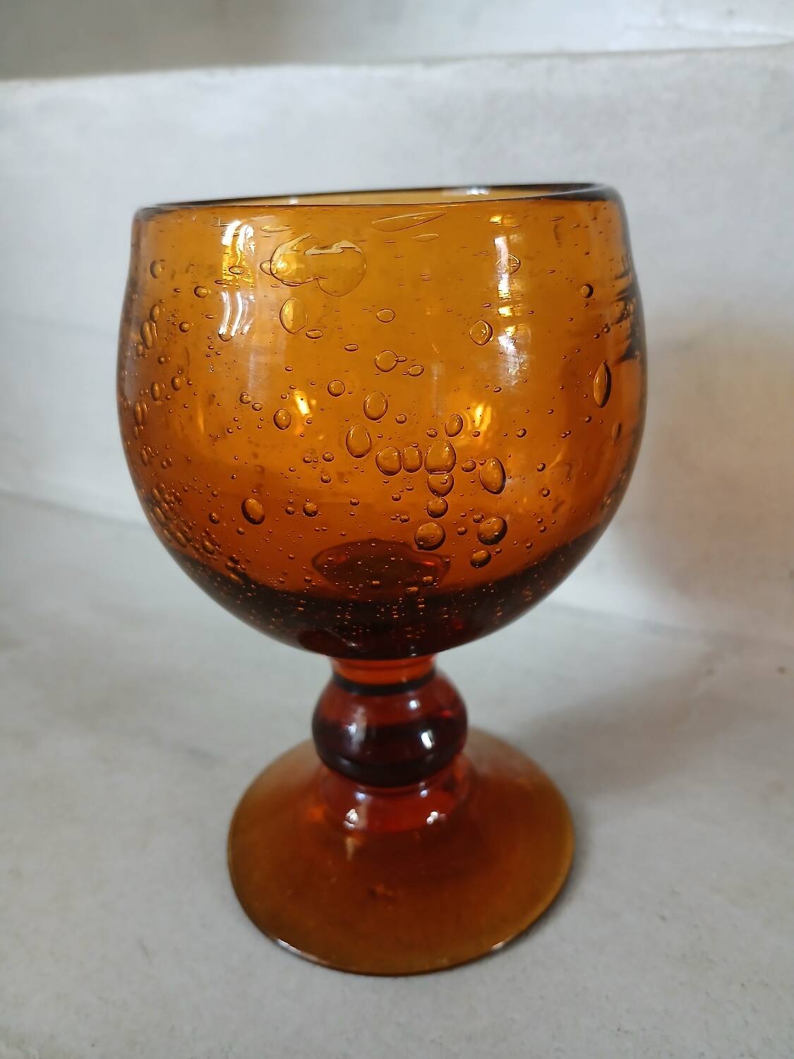 8 amber bubble wine glasses