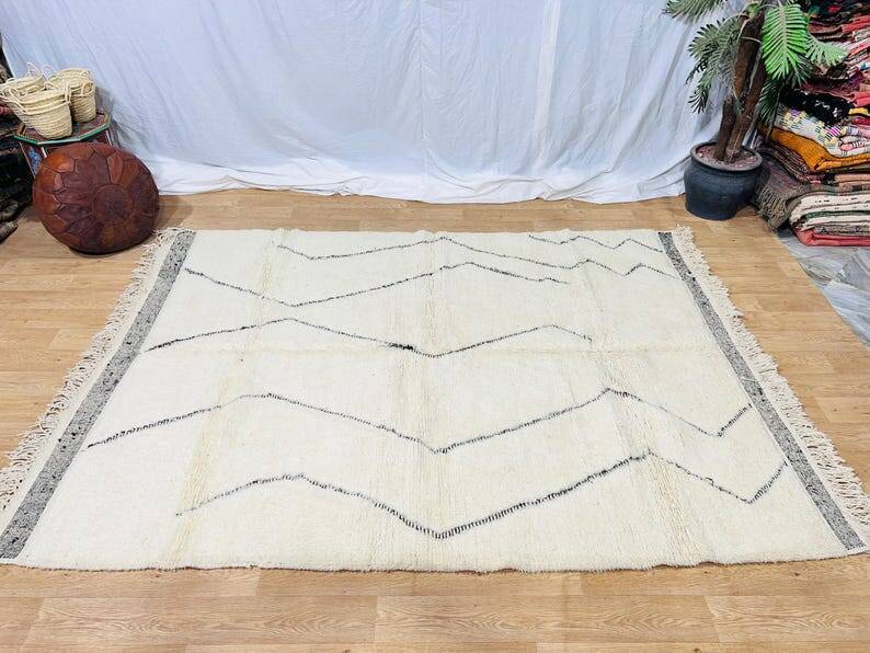 Large traditional handwoven Azilal Berber rug, size 3/4 m.