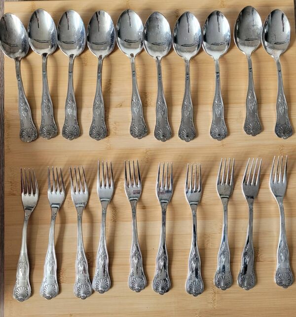 Ancienne ménagère 10 personnes en métal argenté – décor coquille, espr