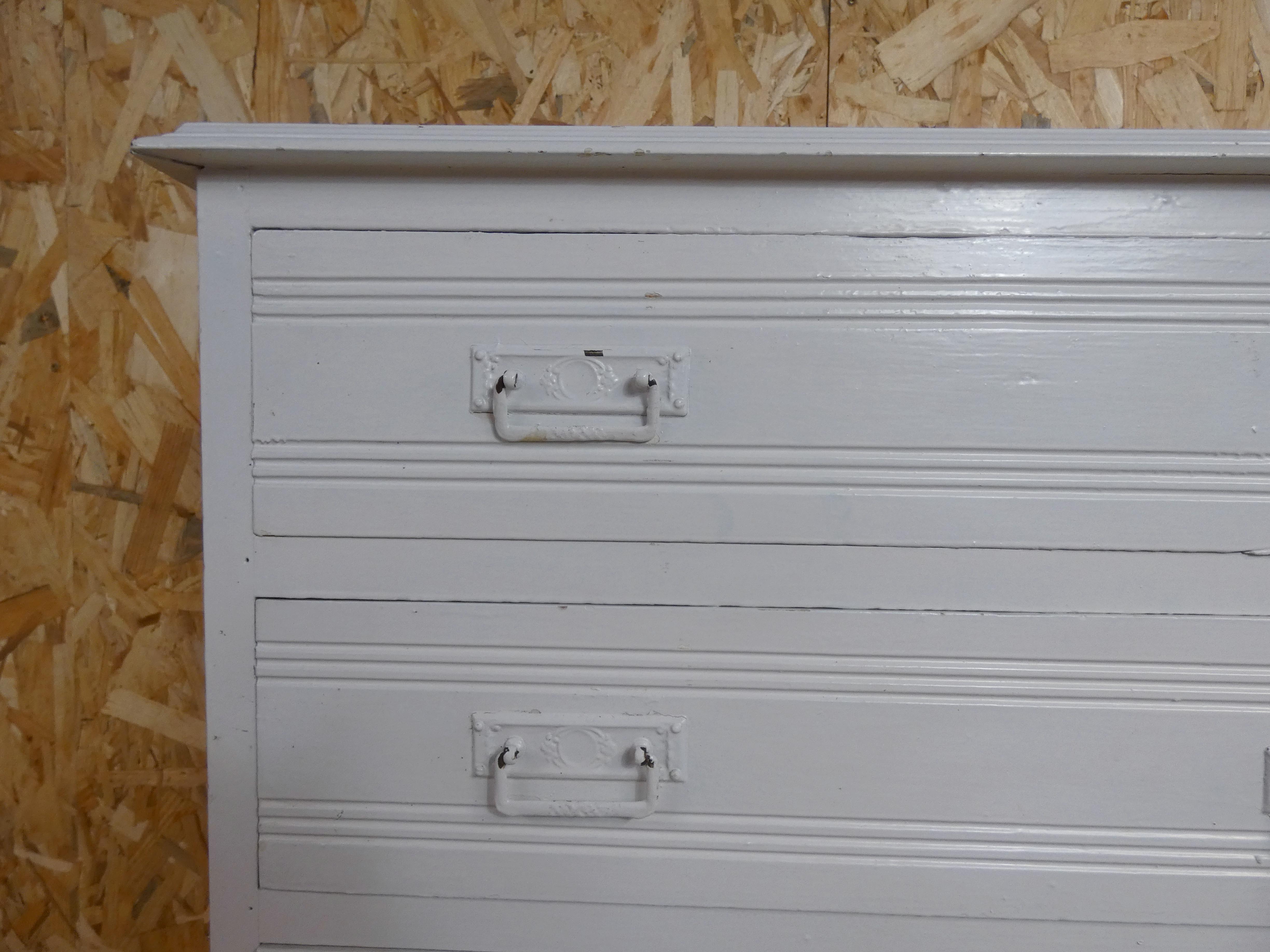 Wooden chest of drawers