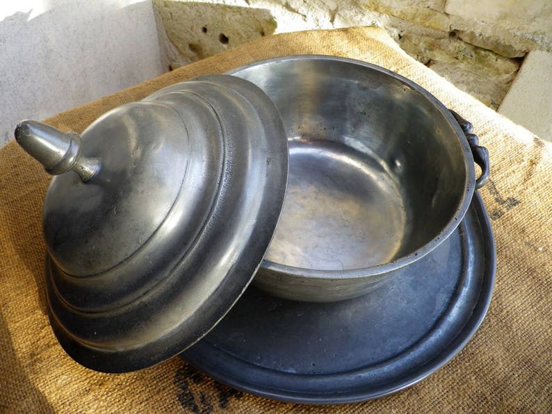Soup bowl and its tin tray
