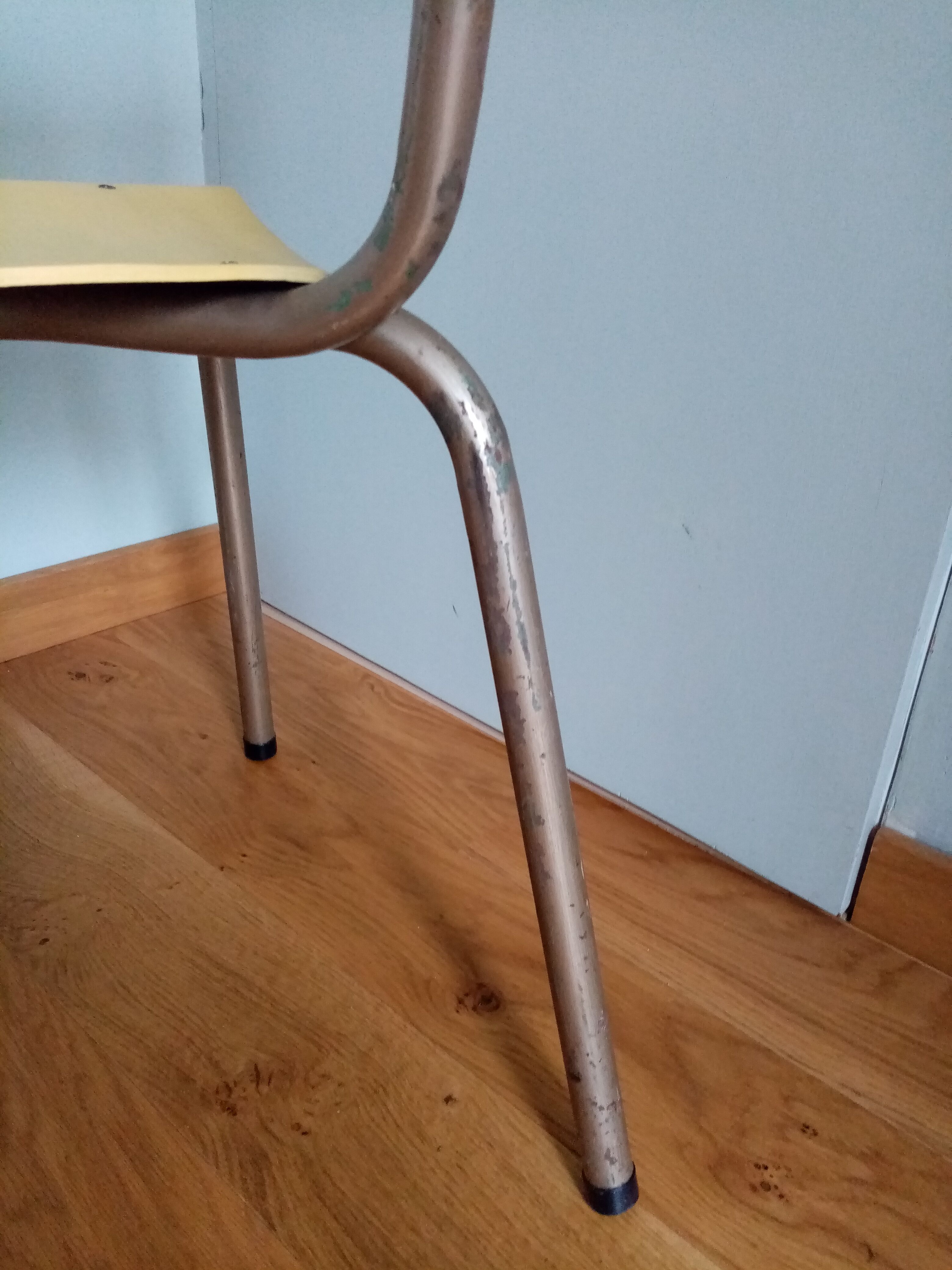 Chaise d'école adulte revisitée en jaune