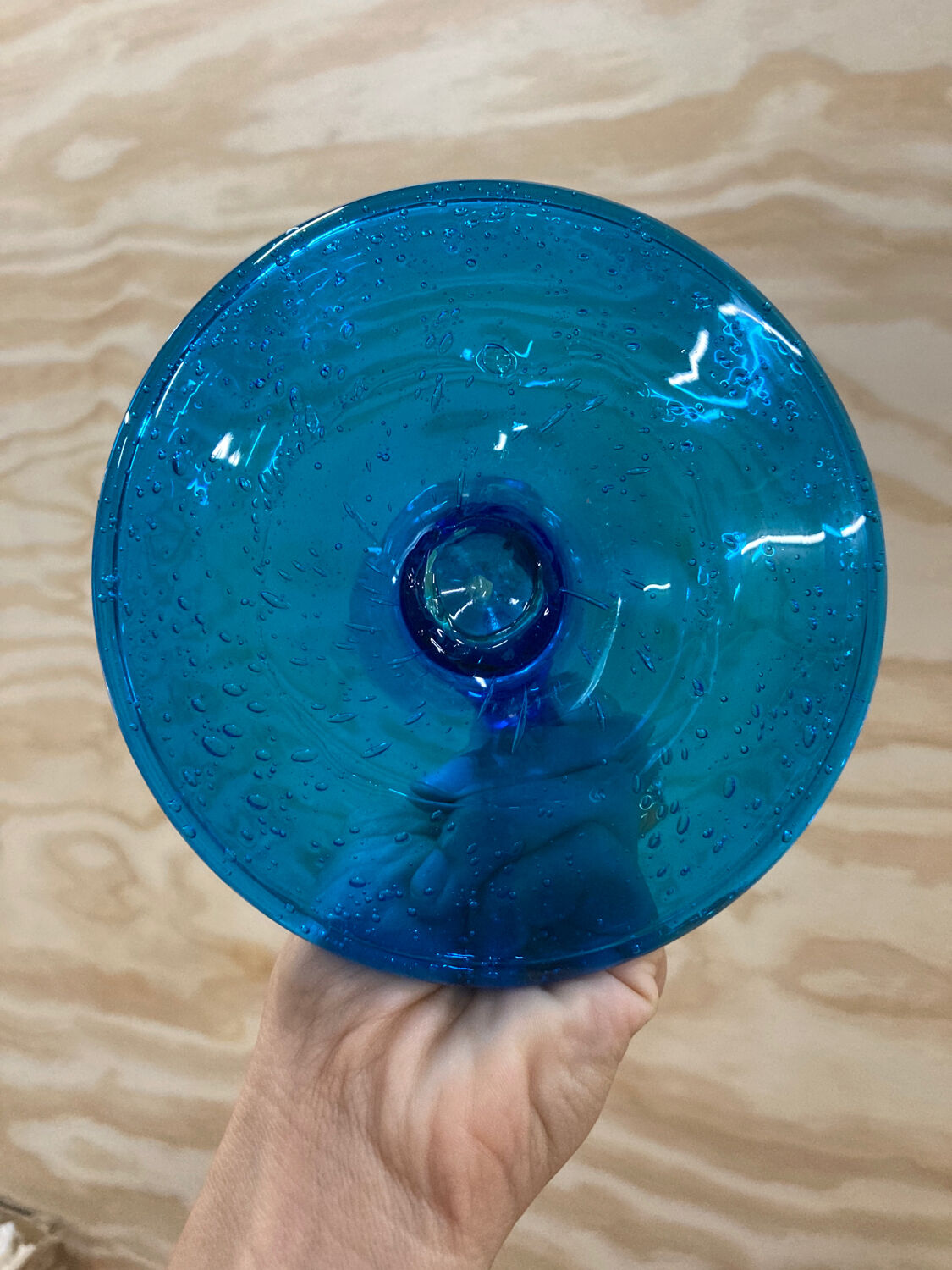 Bougeoir en verre soufflé bleu style Biot