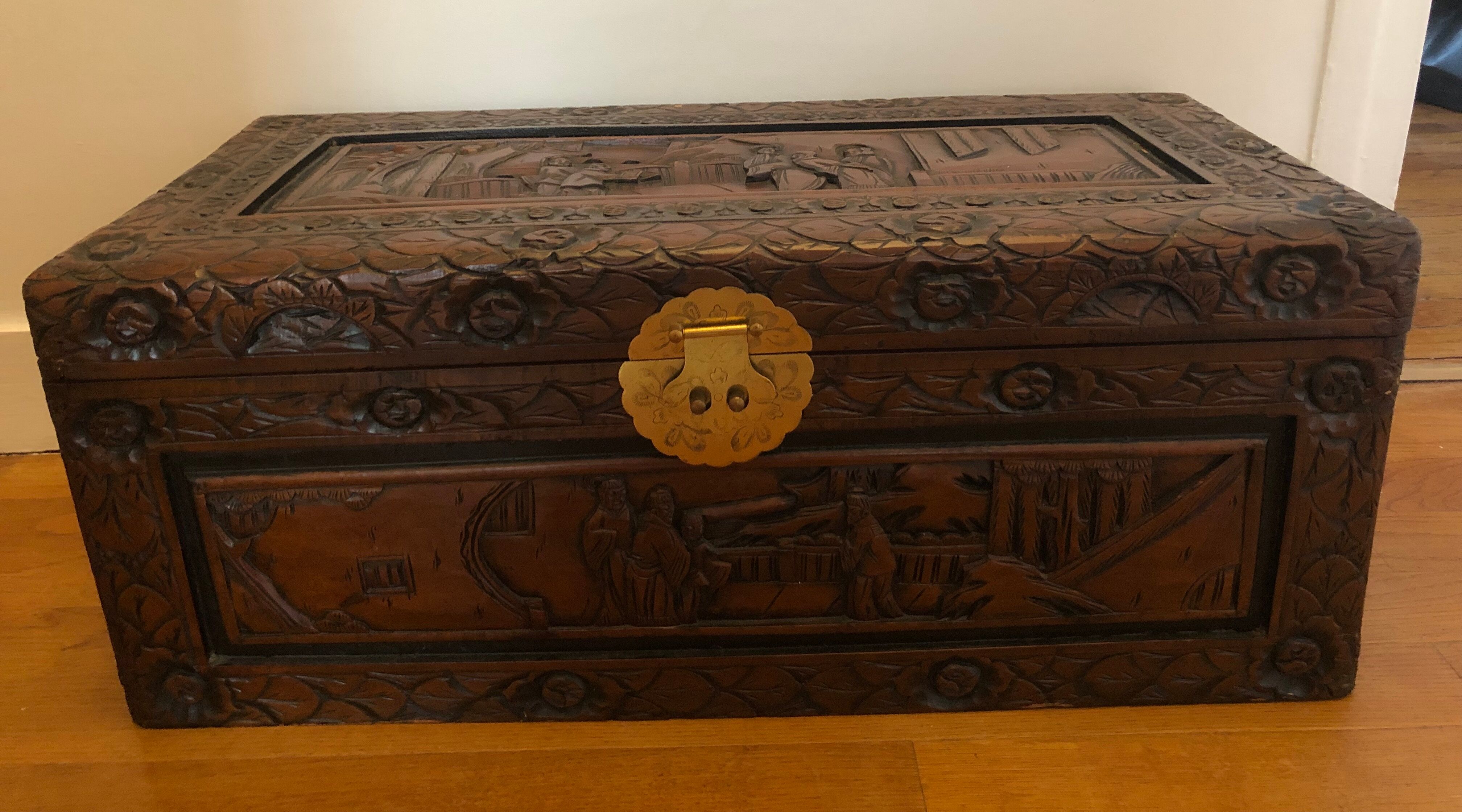 Coffre en bois sculpté à décor asiatique