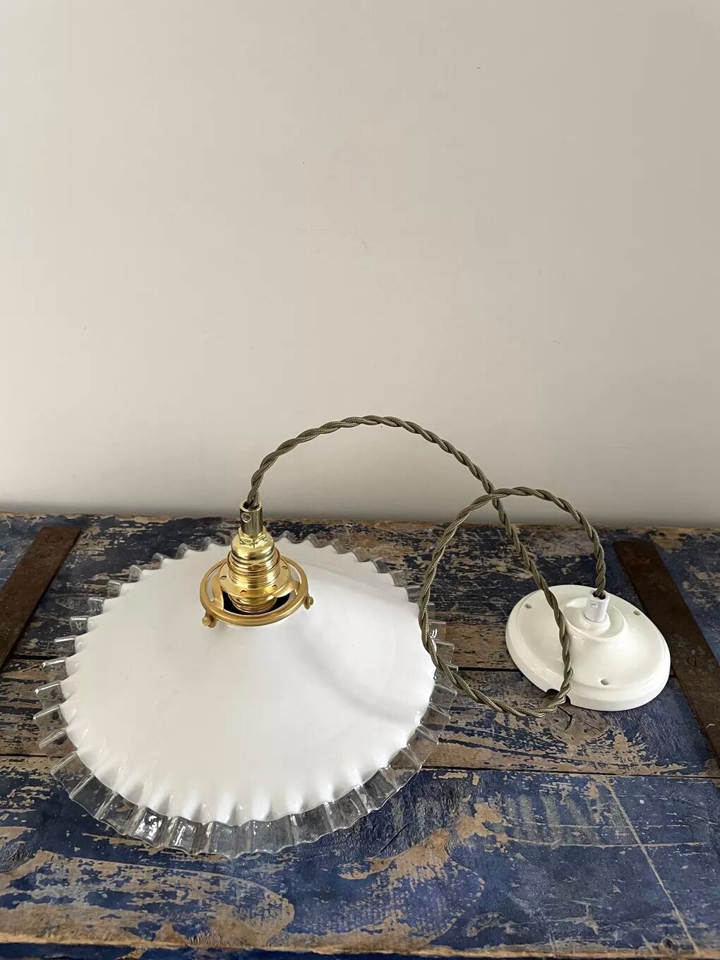 Set of two white opaline suspensions