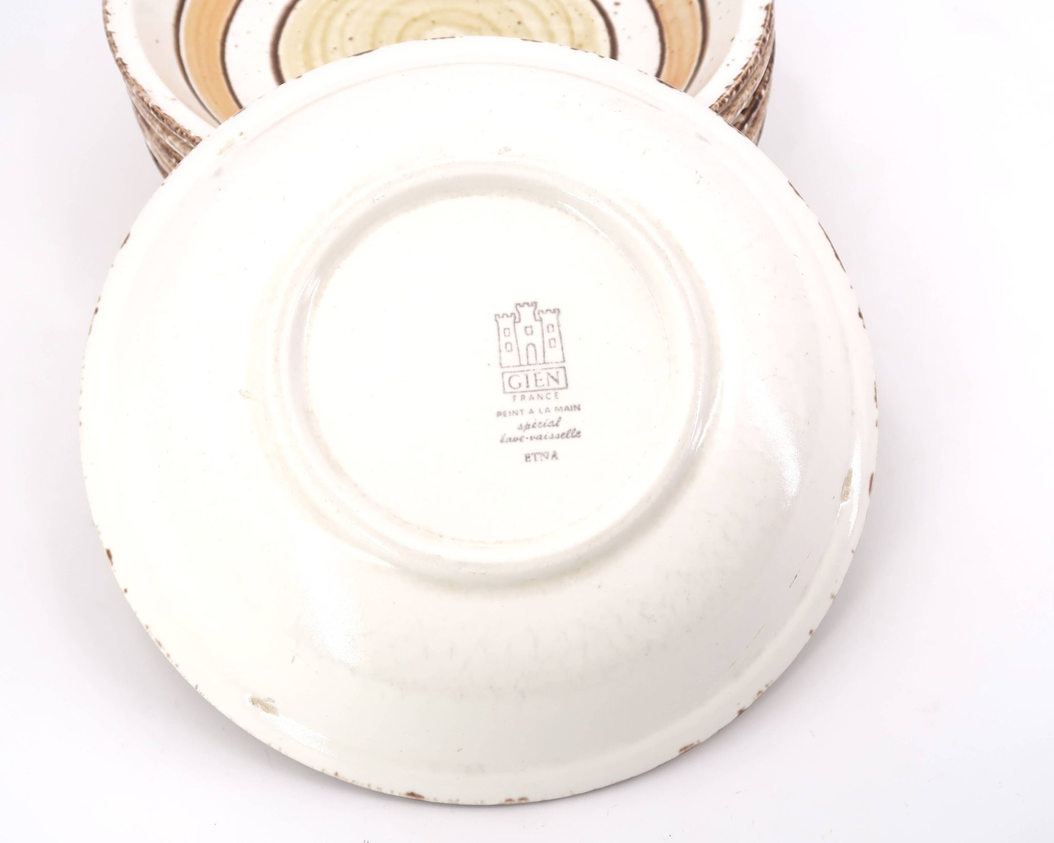 Six assiettes creuses en faïence de Gien modèle Etna, années 70