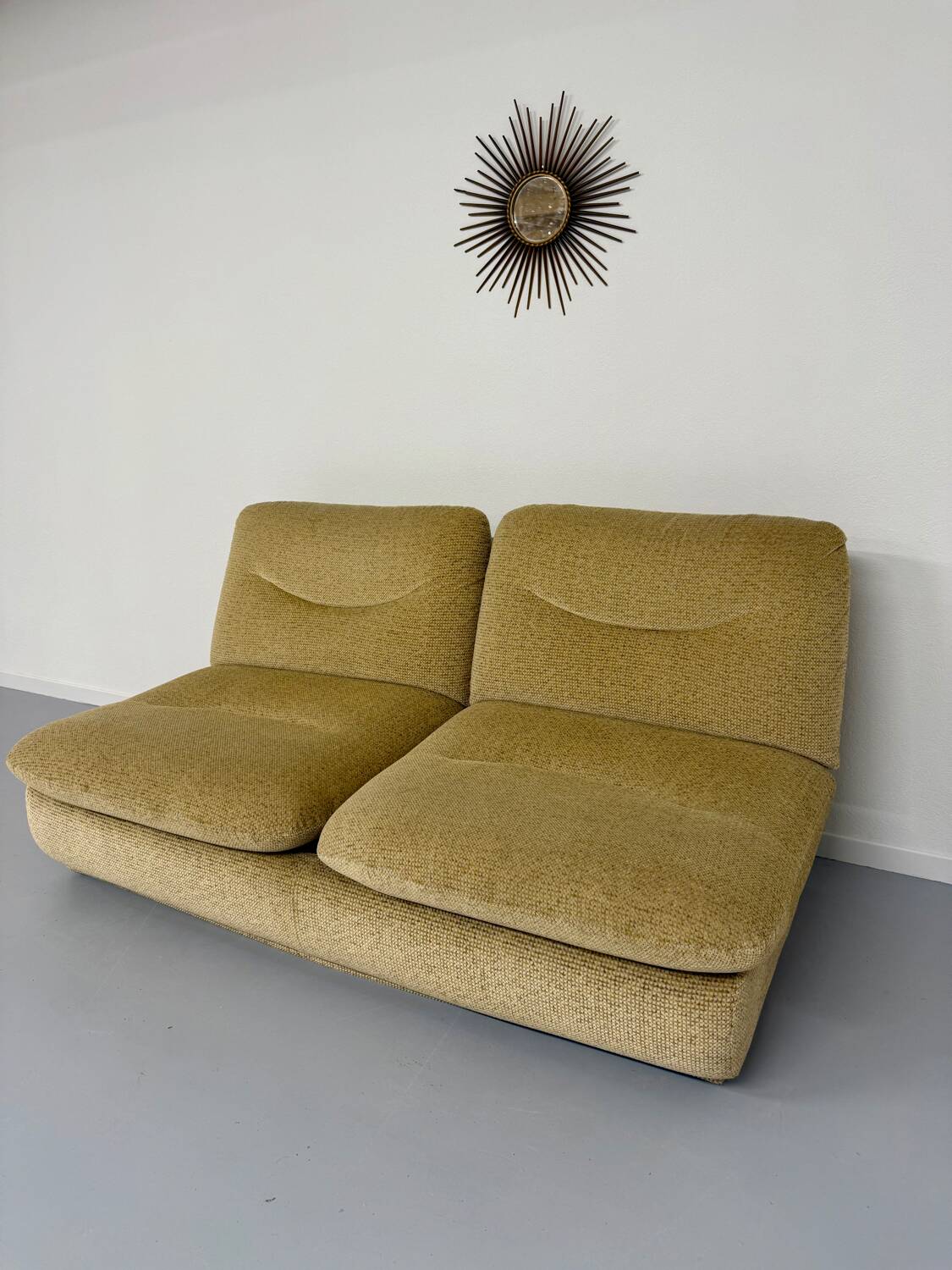 Ancien canapé 2 places convertible en velour design des années 70 vintage