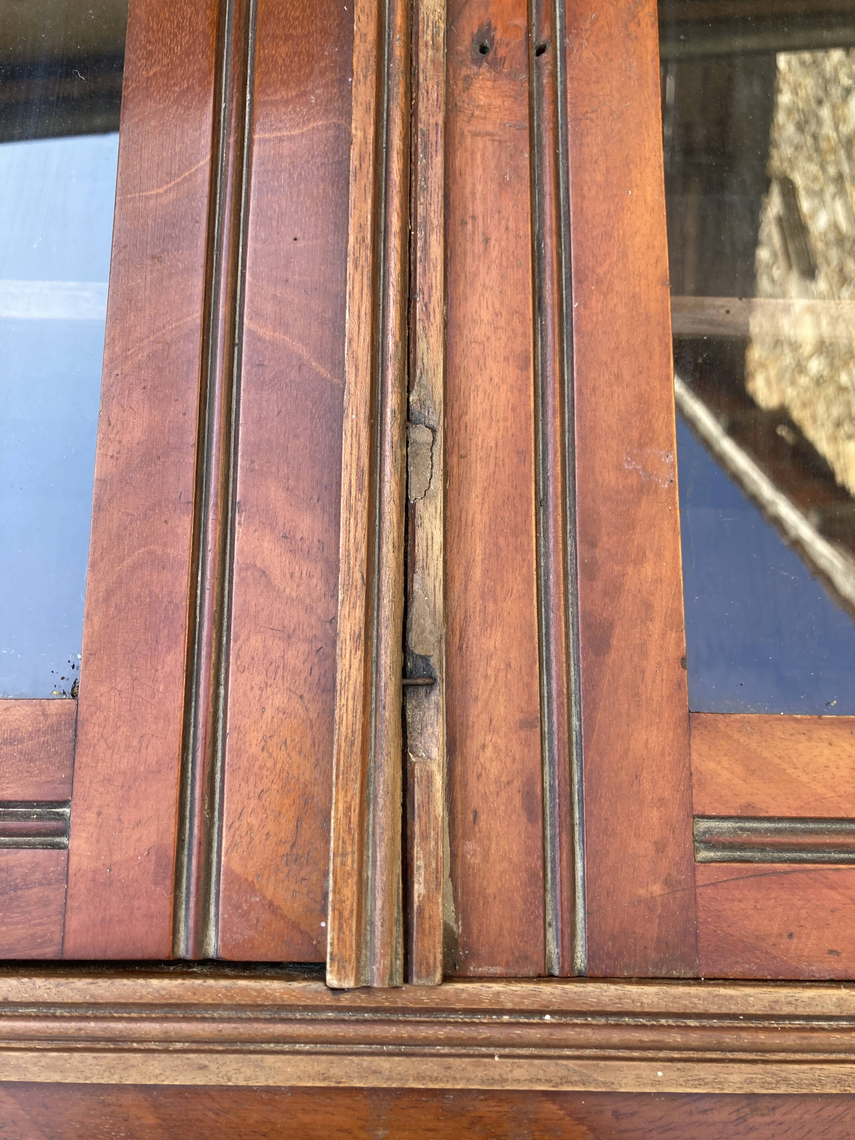 Wall display cabinet