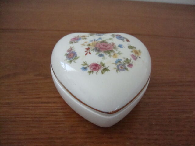 Jewelry box English porcelain in the shape of a heart decorated flowers
