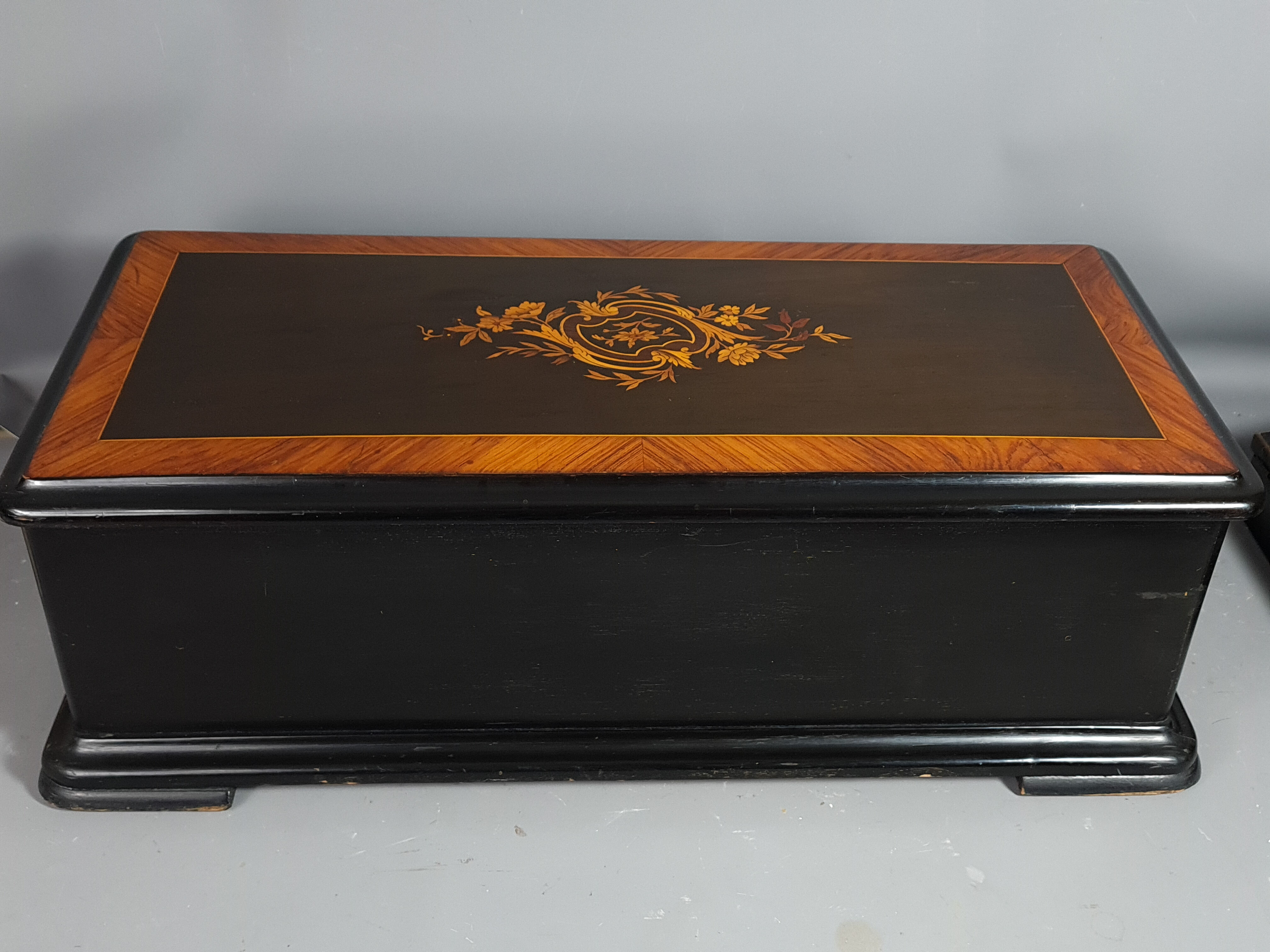 Boite ancienne bois et marquetterie vers 1900. 59x27x20 cm SB