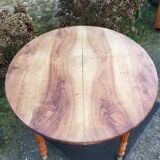 Table ovale ancienne en cerisier à piétement parapluie.