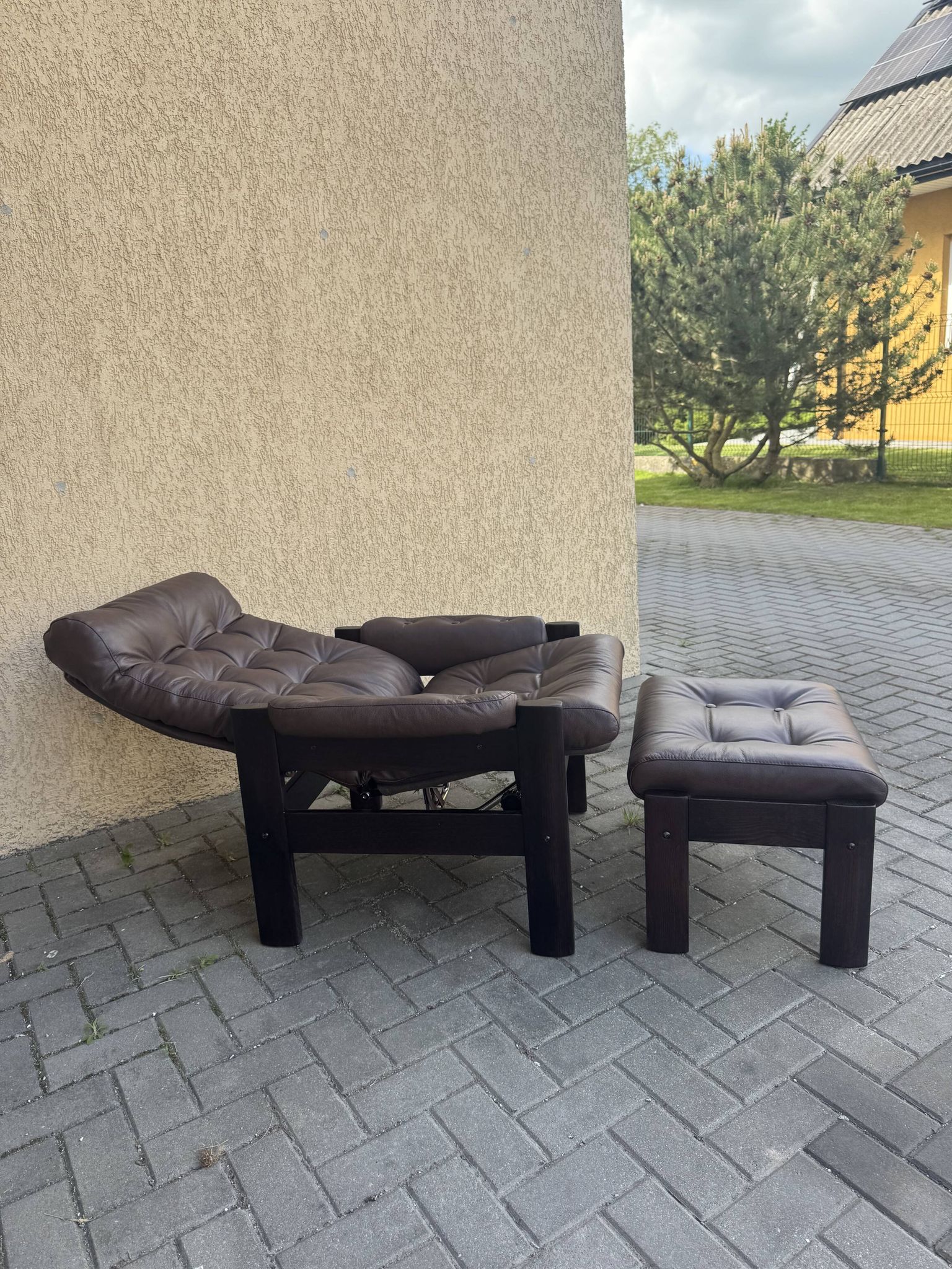Vintage Ekornes Amigo armchair and footrest – Renovated