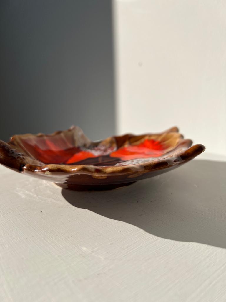 Empty Vallauris pocket in the shape of a leaf, orange and brown iced décor