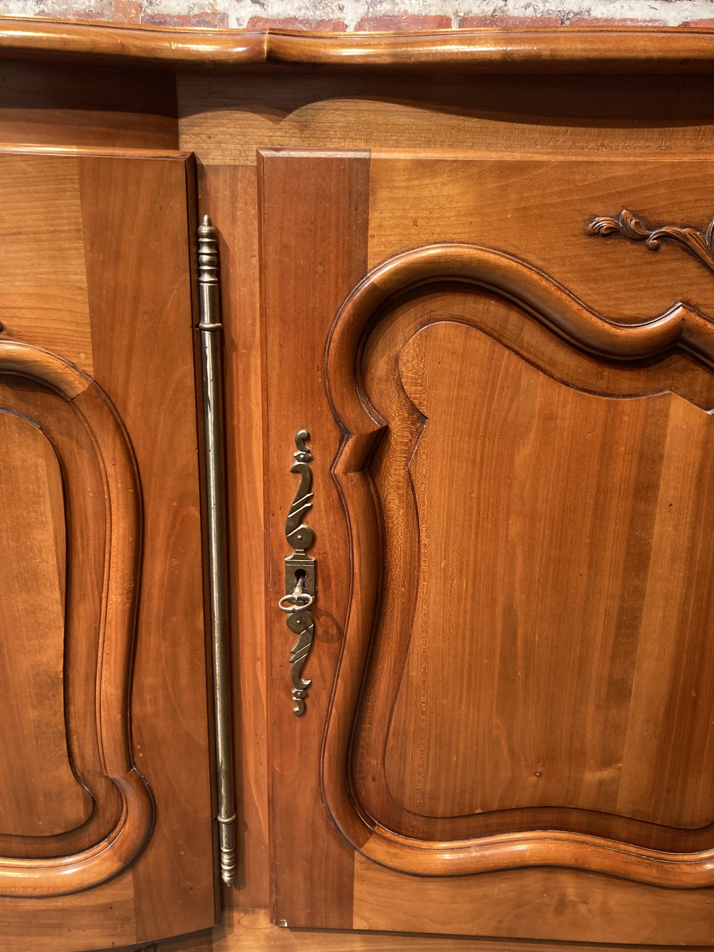 Louis XV style sideboard, 3 doors with lock, glass top.