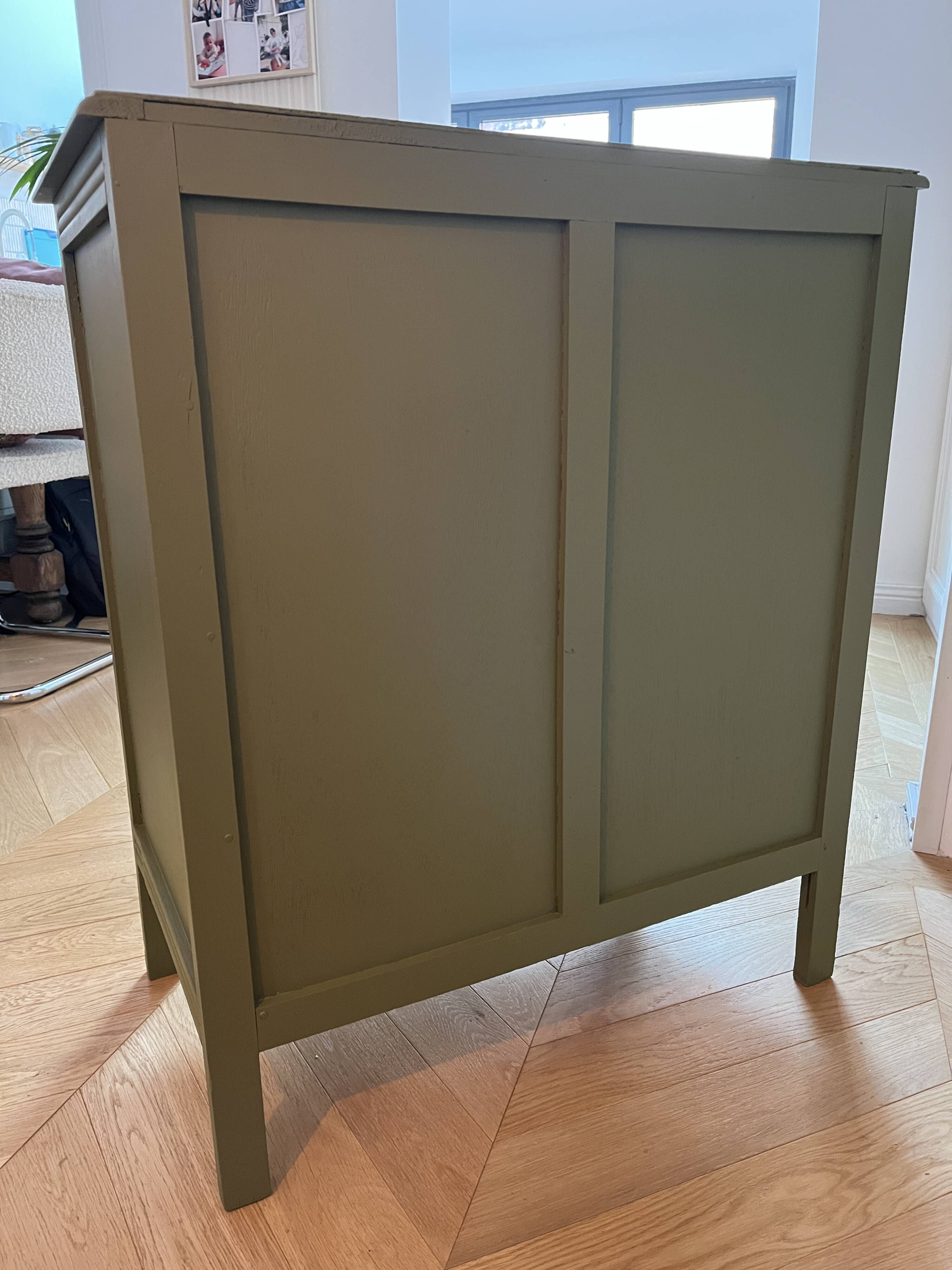 Art Deco chest of drawers - woody green - gold handles