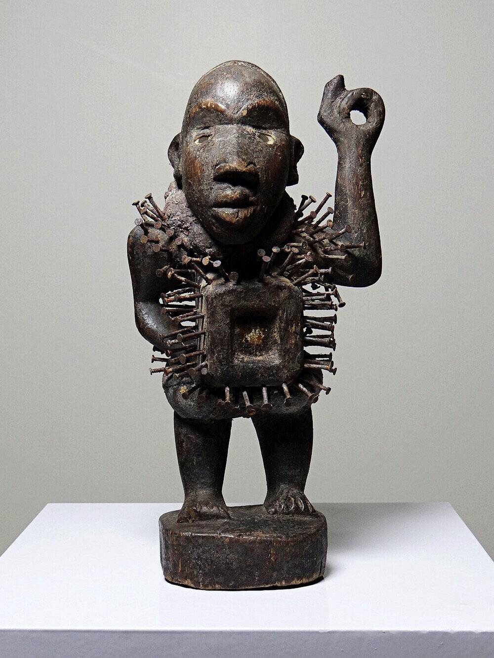 Fétiche à clous Nkisi Nkonde, peuple Kongo, Congo, milieu XXᵉ siècle