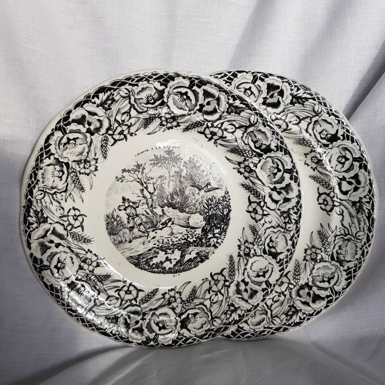 Lot de 2 assiettes parlantes Gien en noir et blanc