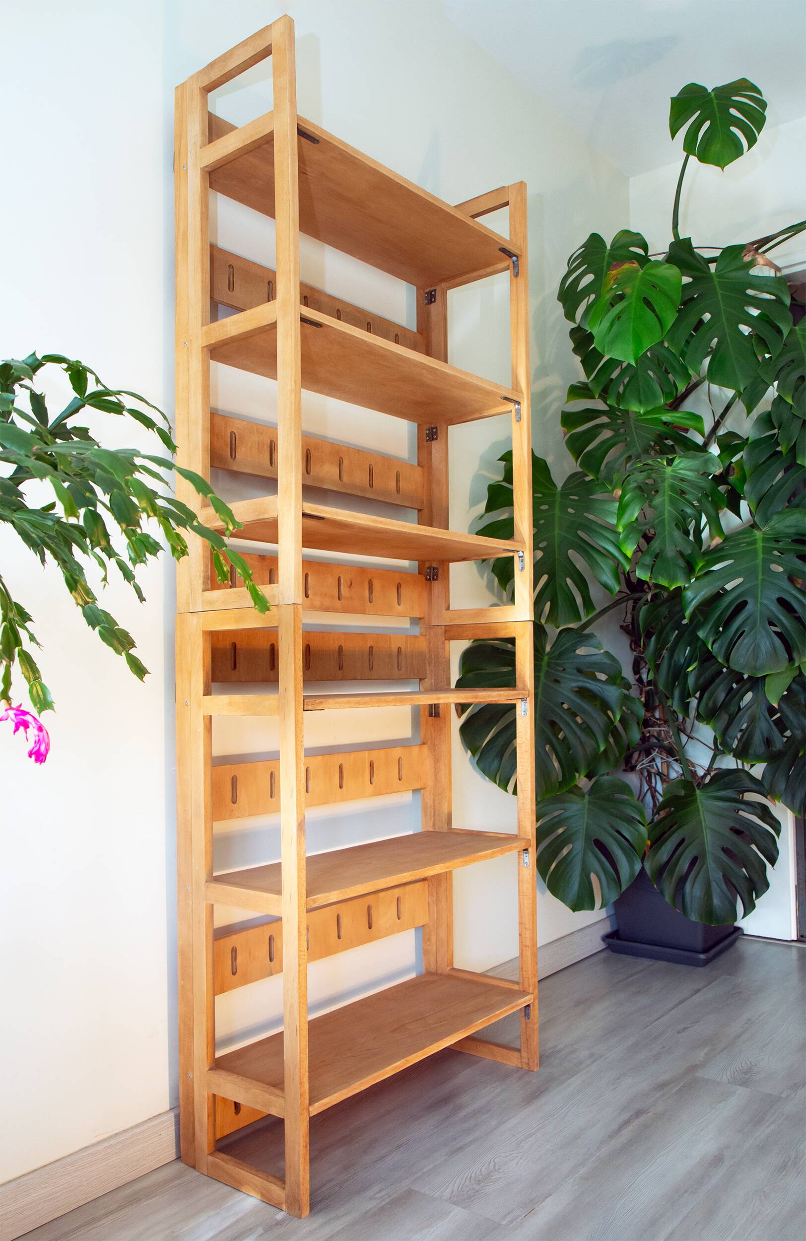 Double folding bookseller shelves from the 1960s.
