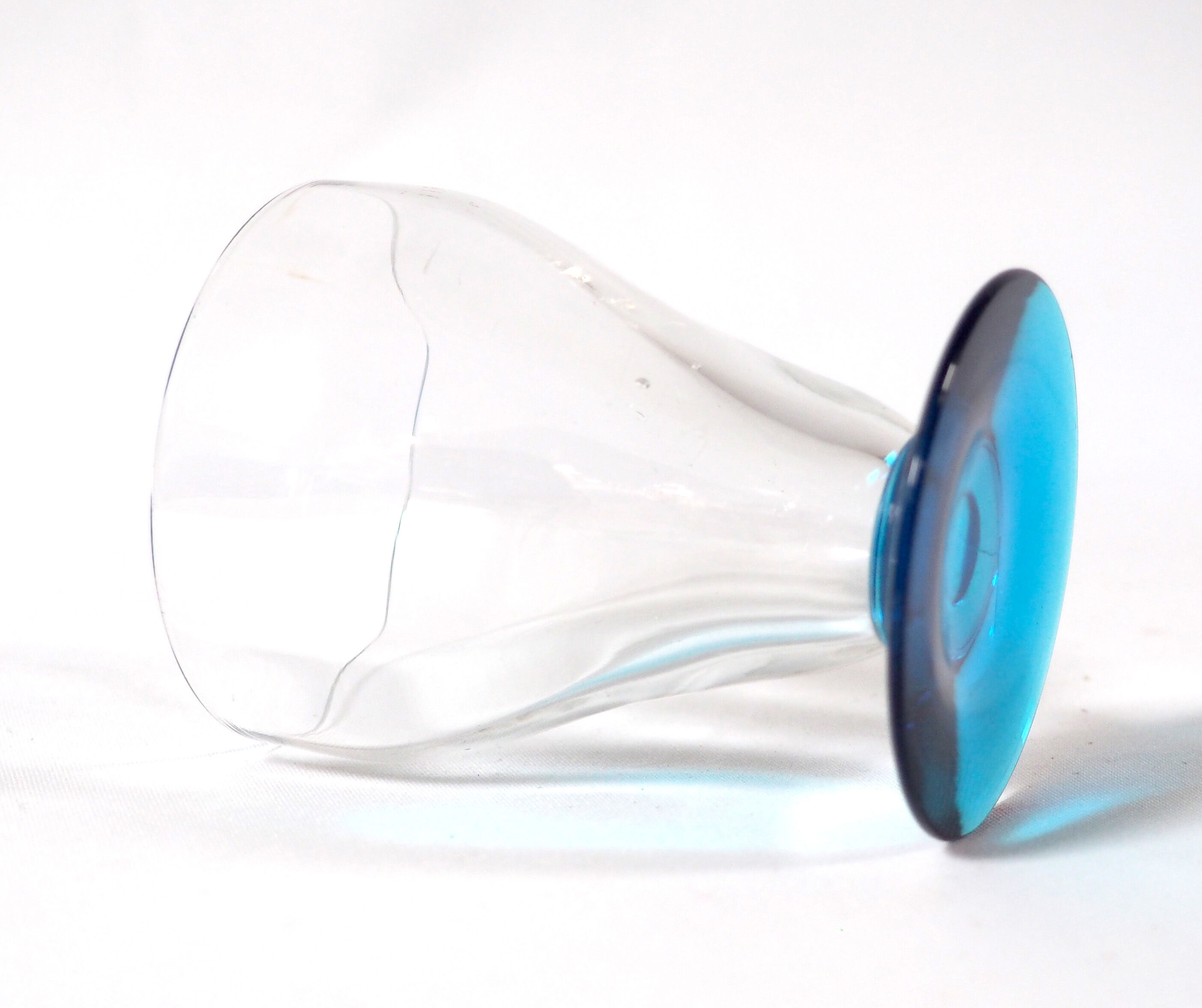 Set of 6 blue stemmed glasses