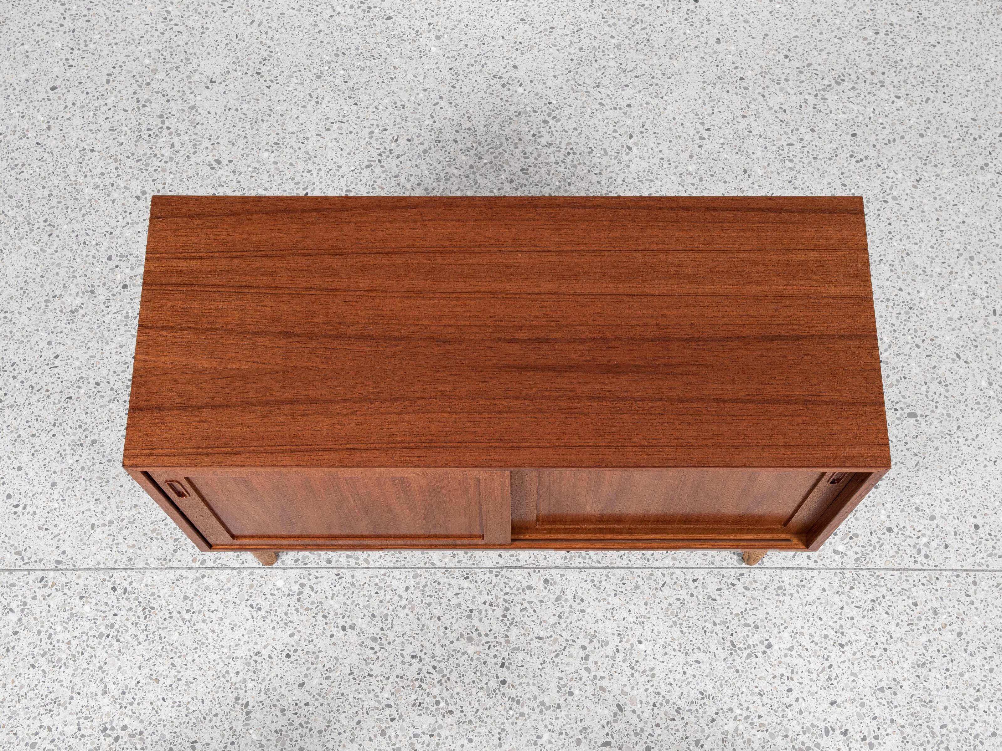 Small Danish sideboard in teak by Hundevad 1960s - 108 cm