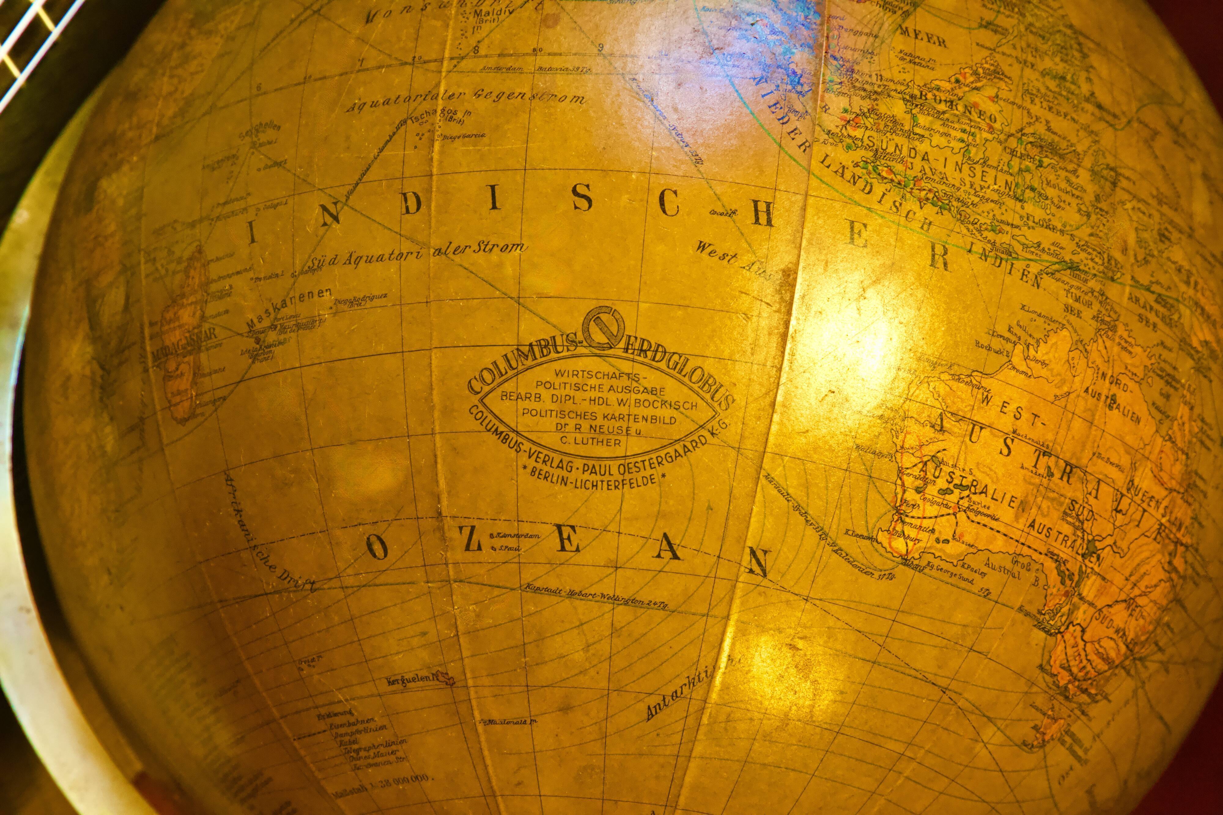 Columbus globe. Edited by Oberrealsch uldirektor Dr. R. Neuse.