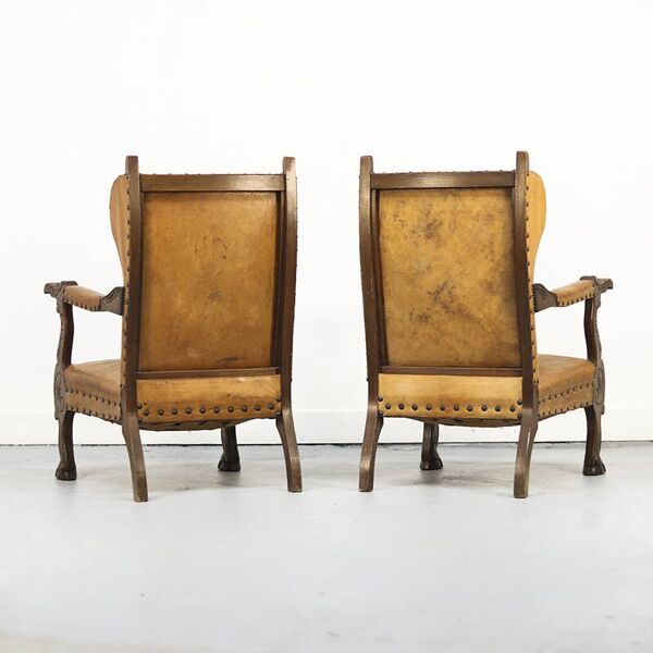 Ensemble de deux fauteuils anciens en cuir
