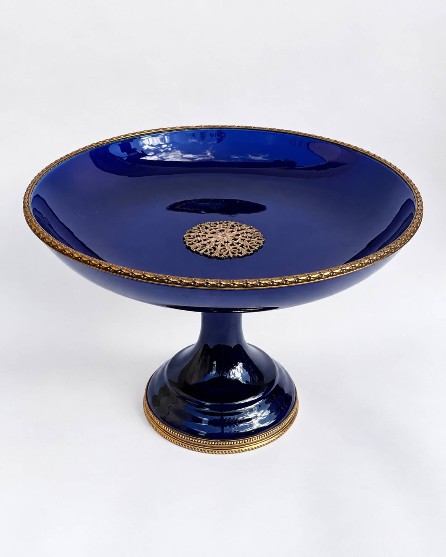 Cobalt blue porcelain cup on a pedestal, Sèvres style, late 19th century.